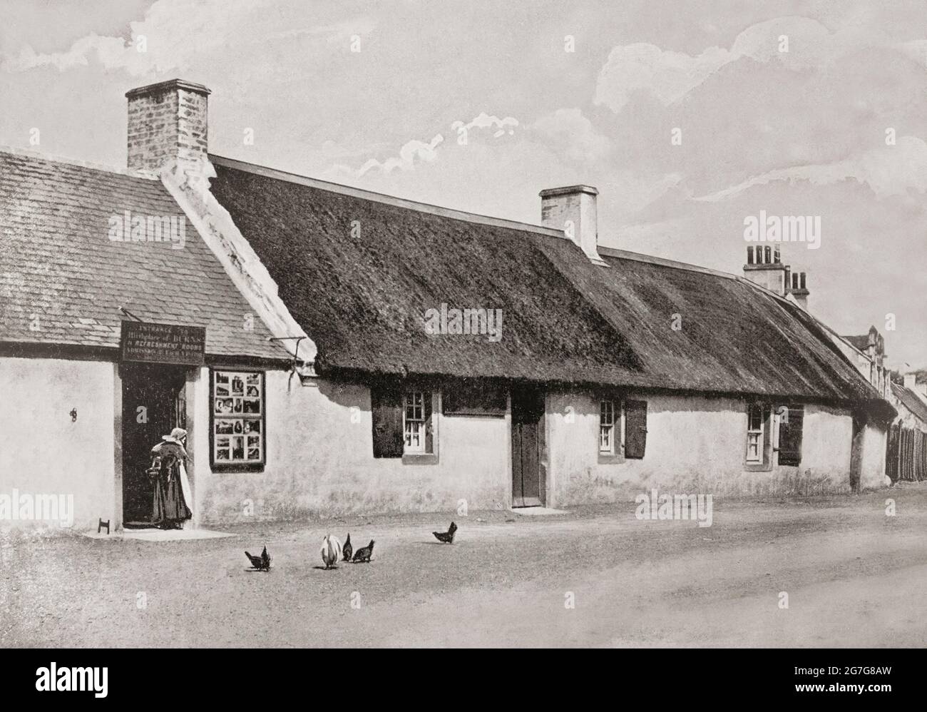 Vue de la fin du XIXe siècle sur Burns Cottage, un simple cottage en terre battue et chaume situé à Alloway, dans le sud de l'Ayrshire, en Écosse. Plus tard, le chalet est devenu une résidence privée louée puis une alehouse pour la majeure partie du XIXe siècle, avant d'être restauré à sa gloire ancienne par le Burns Monument Trust en 1881. Banque D'Images