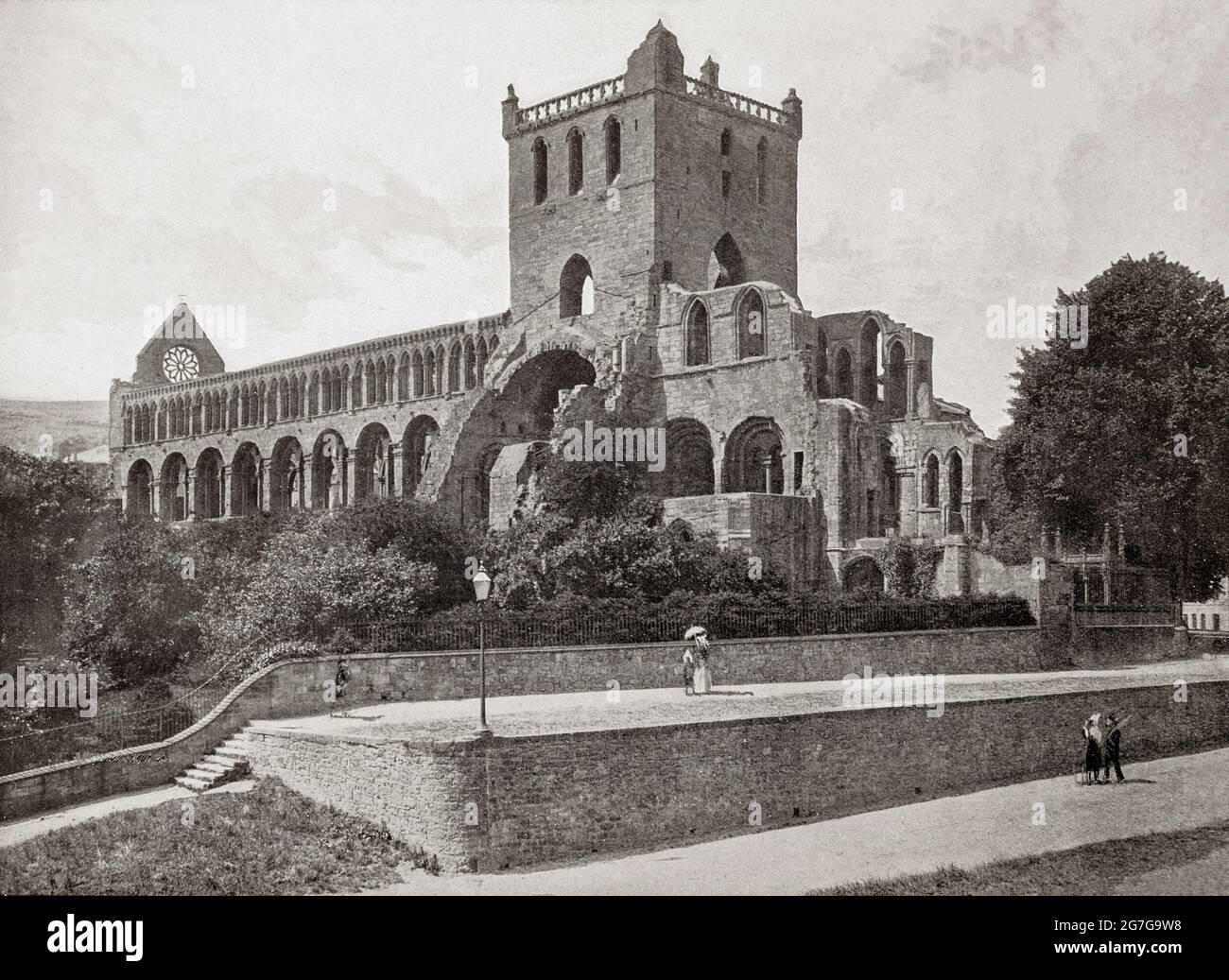 Une vue de la fin du XIXe siècle sur l'abbaye de Jedburgh, une abbaye Augustinienne en ruines qui a été fondée au XIIe siècle, est située dans la ville de Jedburgh, dans les frontières écossaises. La nef et le choeur furent construits au XIIIe siècle et la grande abbaye contiendrait la finerie du meilleur de l'architecture normande et du début de l'Angleterre. L'église abbatiale de Sainte-Marie de Jejeworth grandit en stature et en importance et l'abbé est même invité à assister aux parlements écossais. Banque D'Images