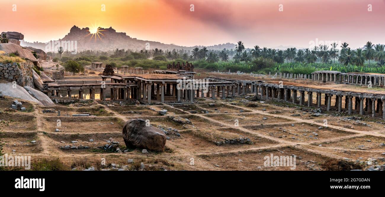 Vue sur le lever du soleil à Pushkarni, réservoir de Sri Krishna en ruines. côté sud de la piscine avec sanctuaire. Rochers et montagne à l'horizon. Hampi, karnataka, Inde. Banque D'Images