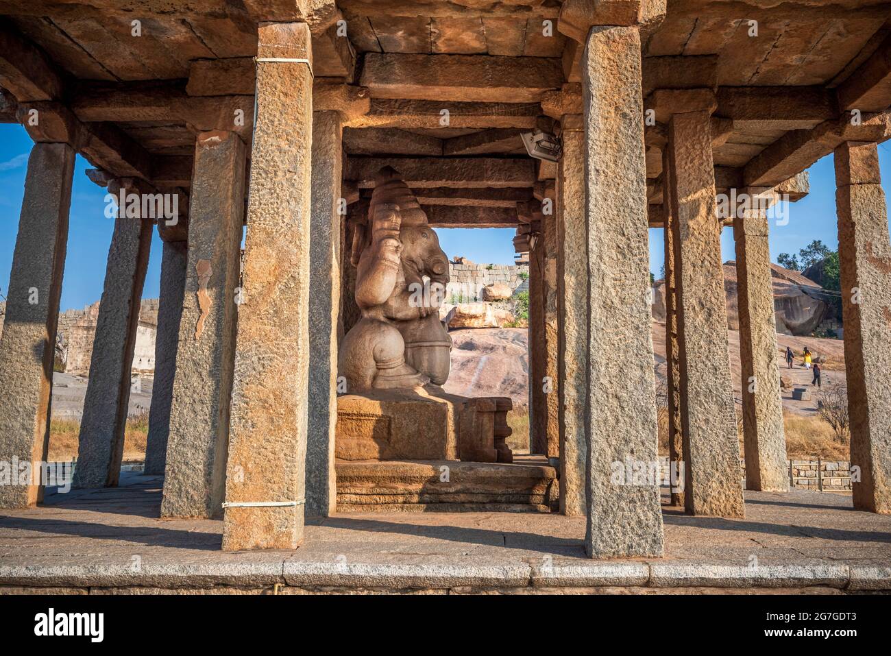 La statue du Seigneur Ganesha construite dans les temps anciens dans le temple de Sasivekalu, Hampi avec le ton de couleur de l'automne. Hampi, Karnataka, Inde Banque D'Images