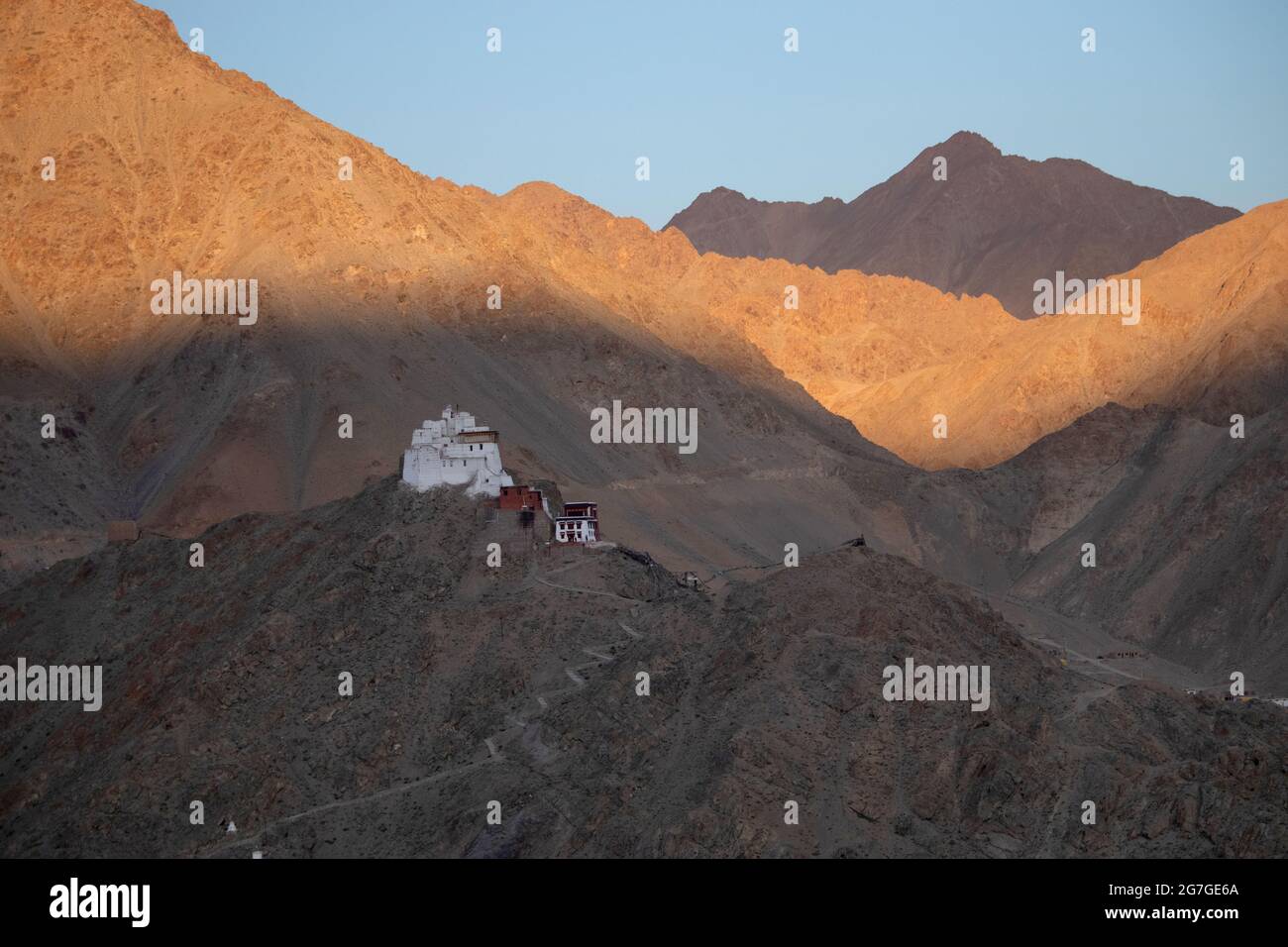 Temple Tsemo Maitreya, temple protecteur Tsemo Goenkhang vu contre les montagnes et le ciel bleu au coucher du soleil depuis Shanti Stupa, Leh, Ladakh, Inde Banque D'Images