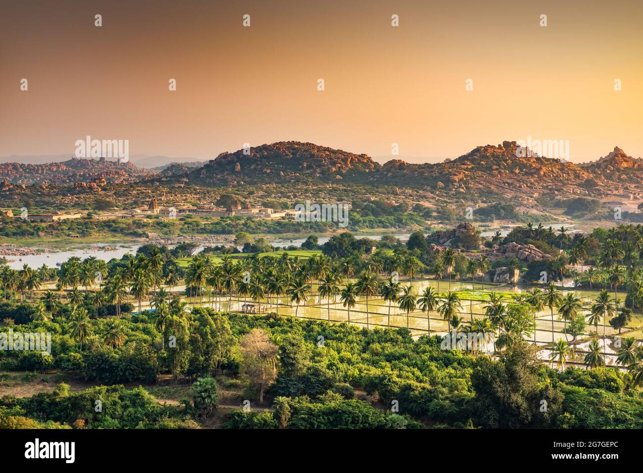 Vue sur les montagnes Rocheuses avec le temple Vijaya Vitthala prise de vue à Anjeyanadri Hill, Hampi, Karnataka india. La vue d'ici est sereine et bre Banque D'Images