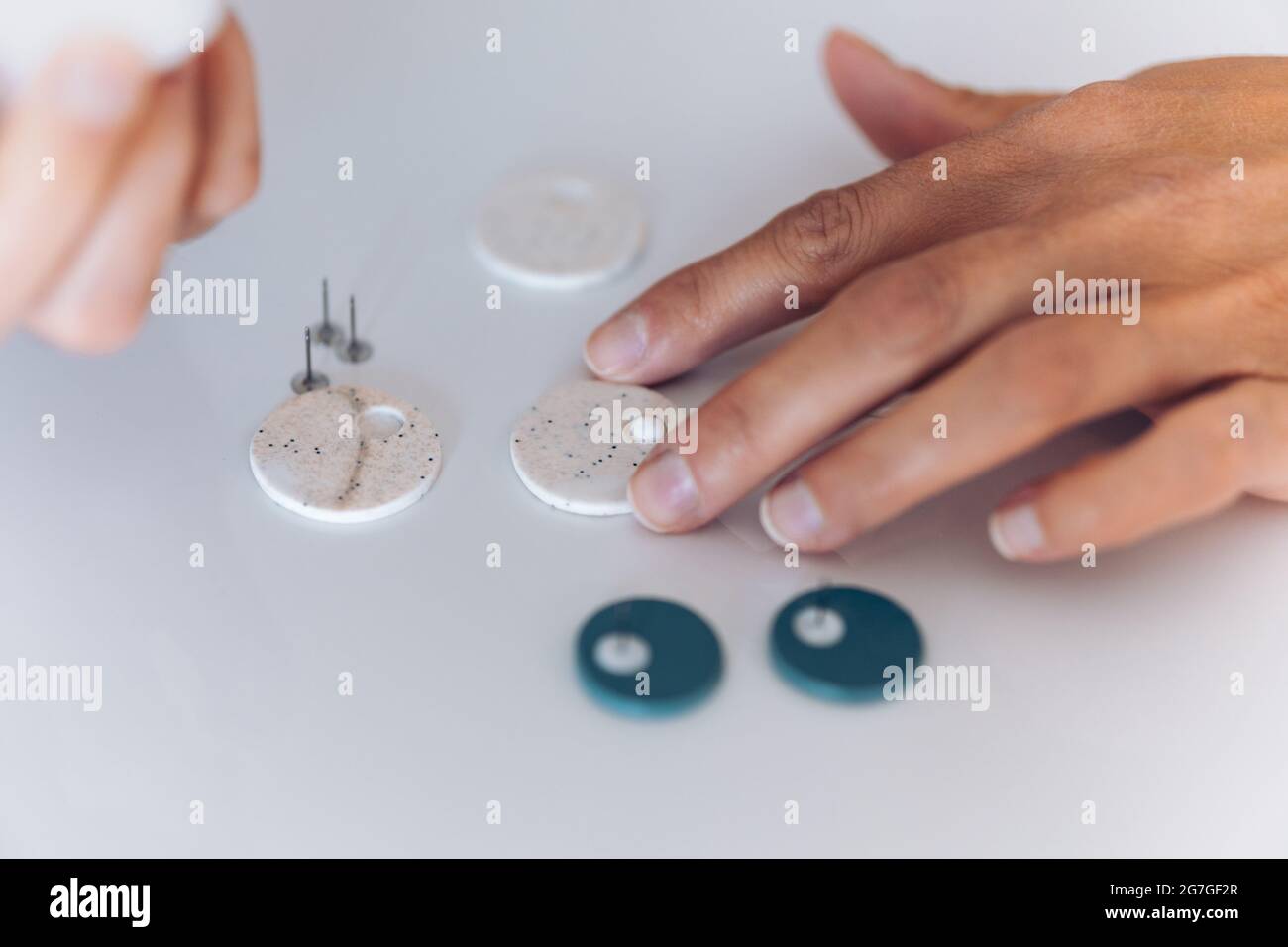Faire des boucles d'oreilles gros plan Banque D'Images