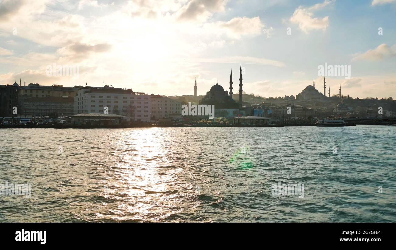 Vue sur le détroit du Bosphore à Istanbul, Turquie. Le détroit du Bosphore sépare la partie européenne de la partie asiatique d'Istanbul. Banque D'Images