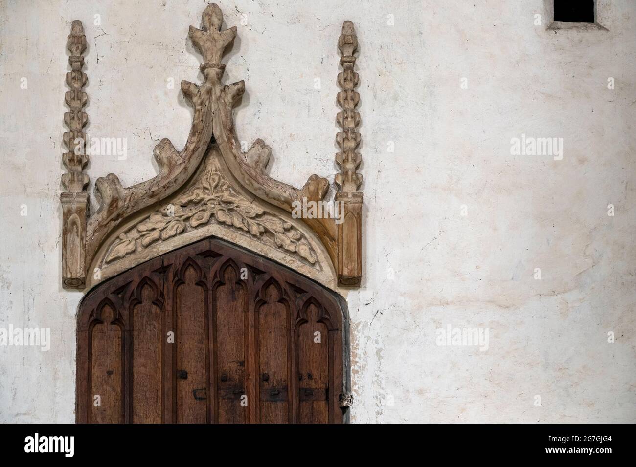 Porte à pied de Traceried et entrée à l'escalier du loft de rood dans l'église St Mary's Church, Dennington, Suffolk, Royaume-Uni Banque D'Images