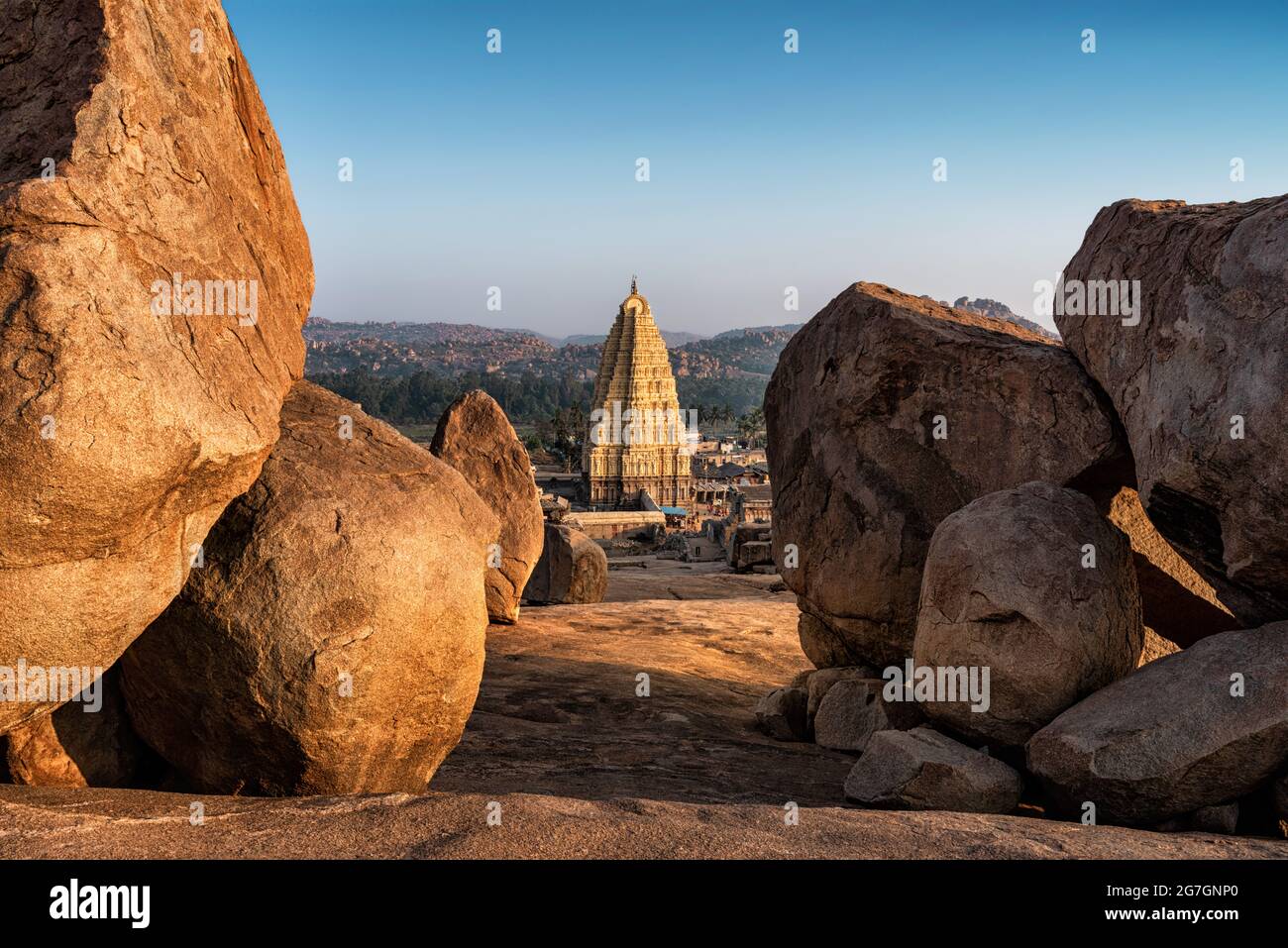 Vue imprenable sur le temple de Sree Virupaksha, situé dans les ruines de la ville antique de Vijayanagar à Hampi, il est classé au patrimoine mondial de l'UNESCO. Karnataka, Inde Banque D'Images