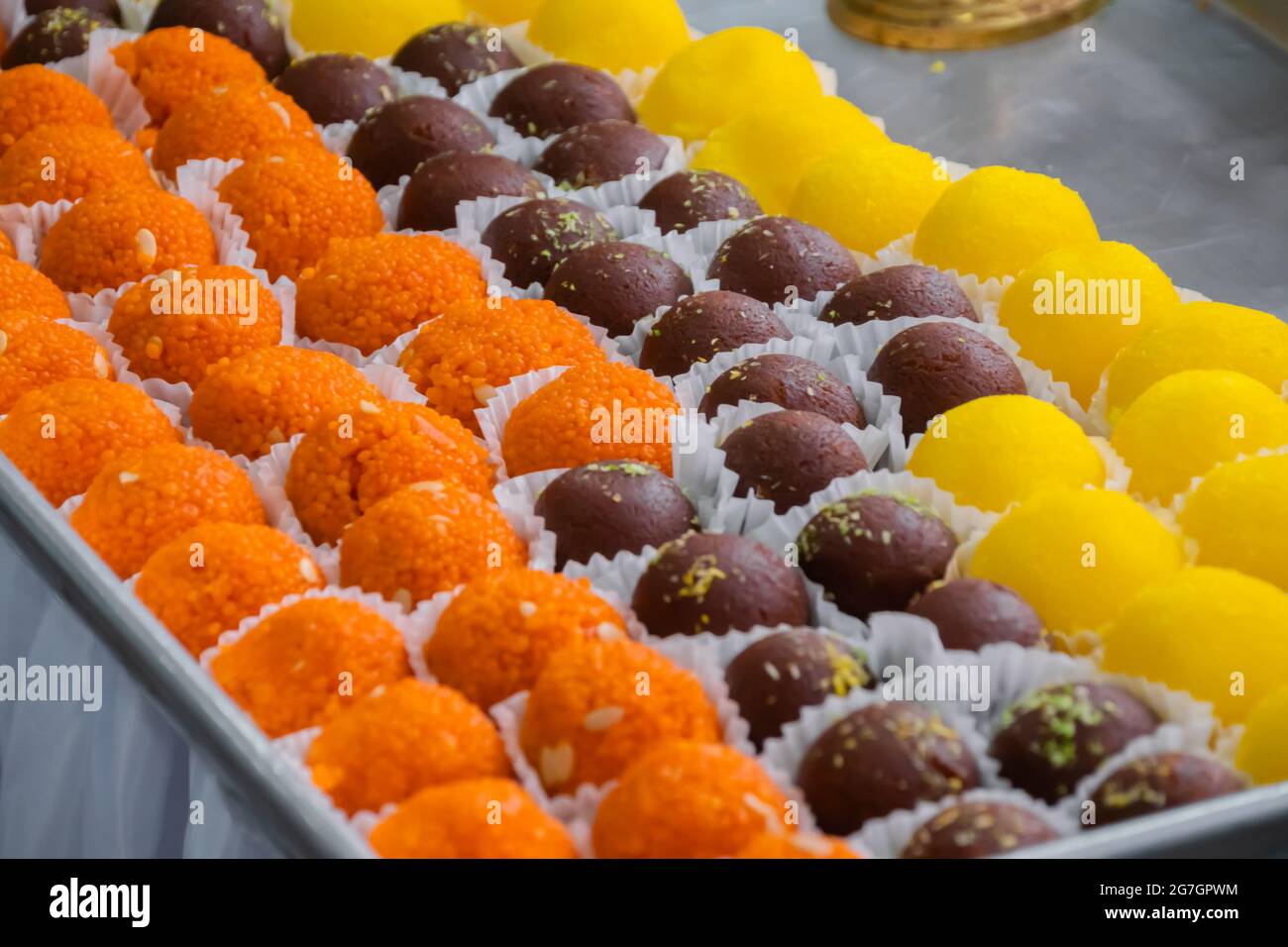 Plat indien traditionnel : motichoor laddoo ou bundi laddoo - bonbons en  forme de balle Photo Stock - Alamy