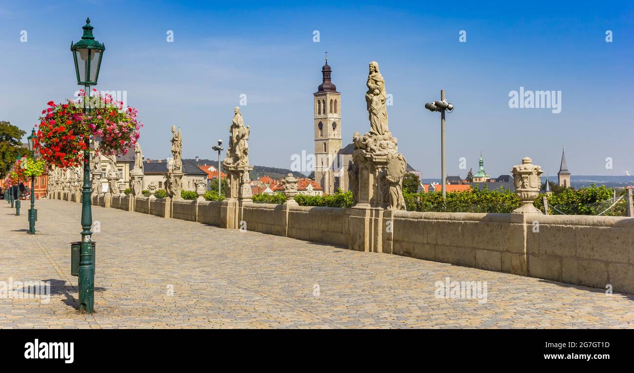 Panorama des statues de la rue Barborska historique de Kutna Hora, République tchèque Banque D'Images