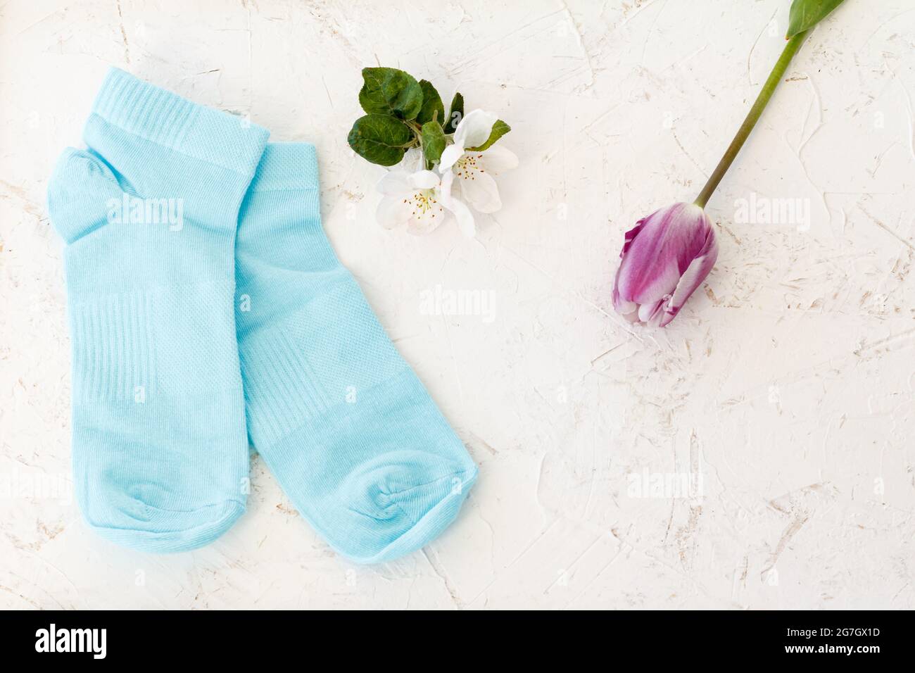 Paire de chaussettes pour femmes sur fond blanc. Banque D'Images
