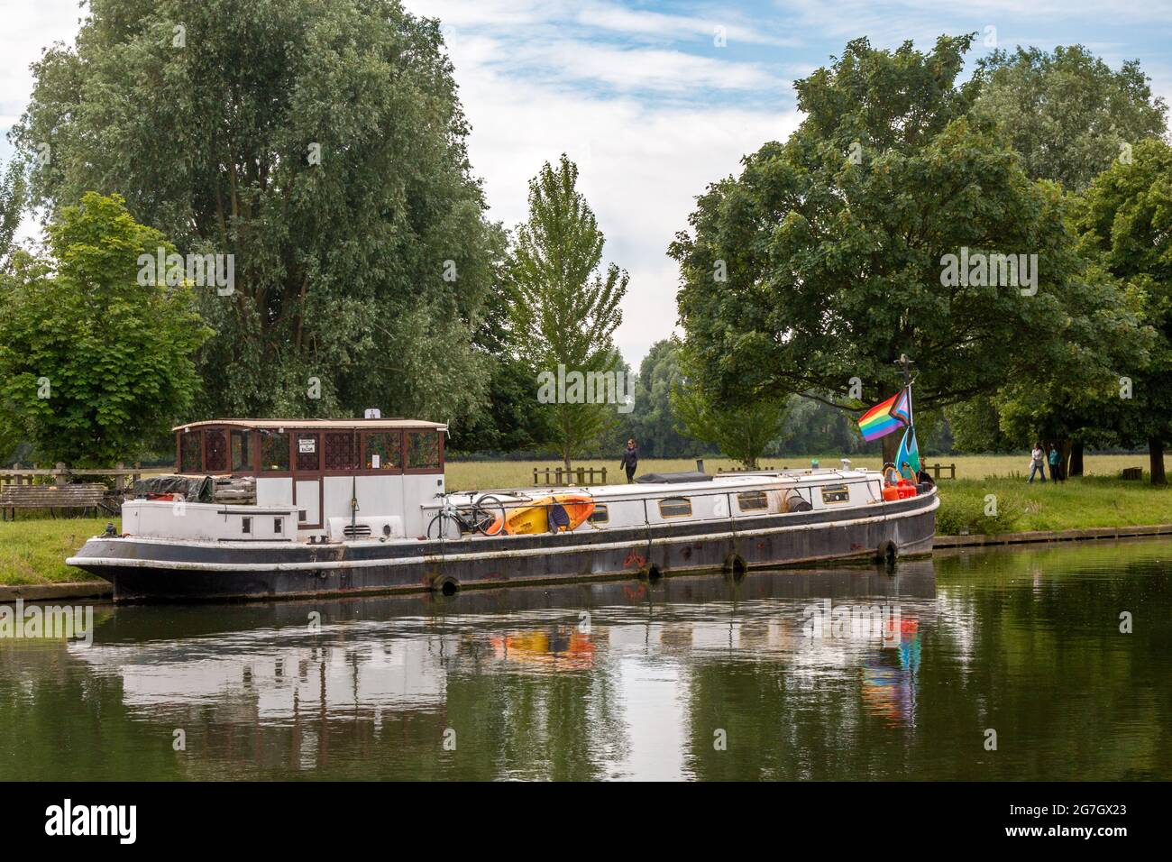 Un bateau sur la rivière Cam amarré à Stourbridge Common porte un drapeau LGBTQ+. Cambridge, Royaume-Uni. Banque D'Images