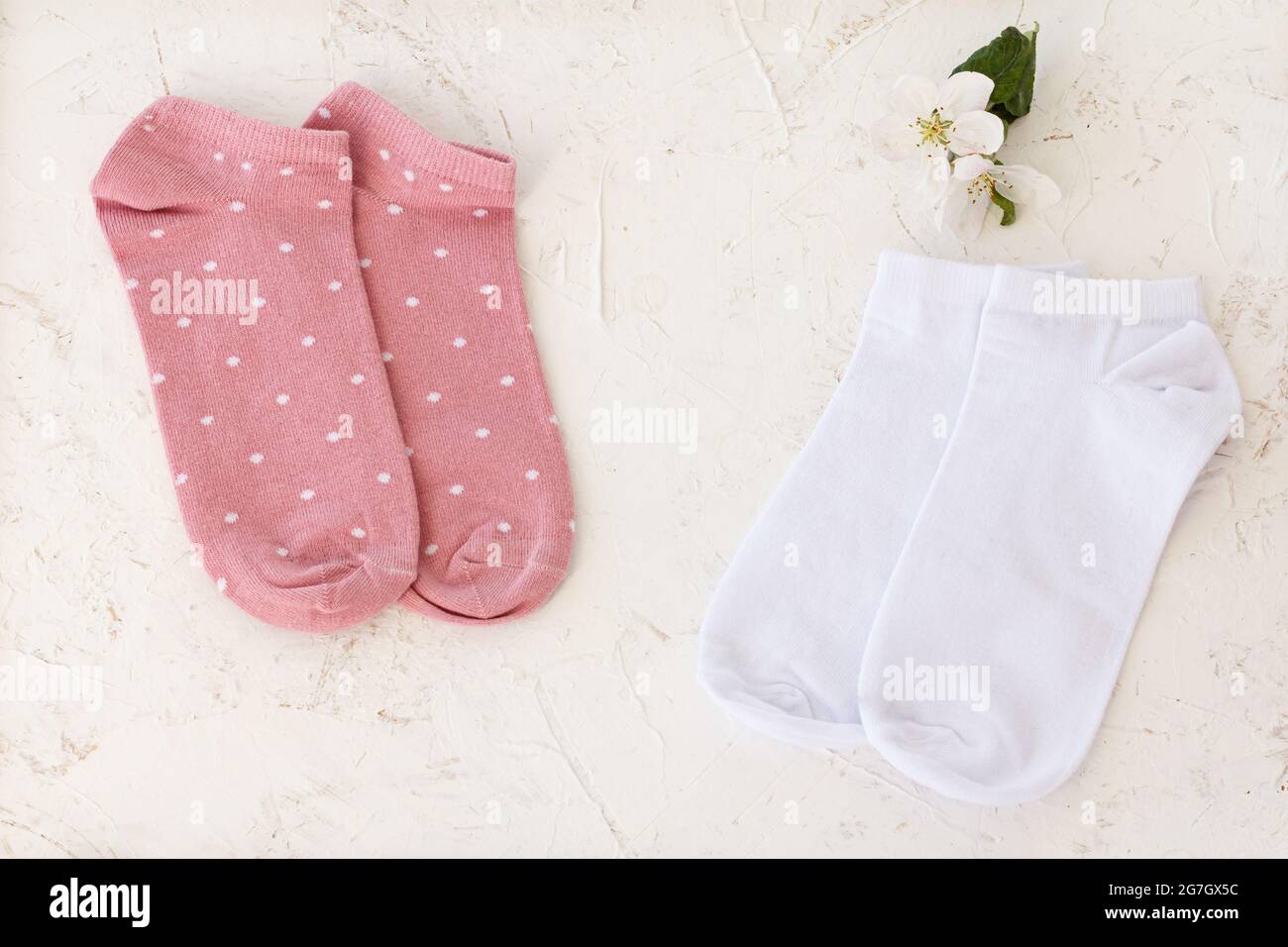 Deux paires de chaussettes pour femmes sur fond blanc. Banque D'Images
