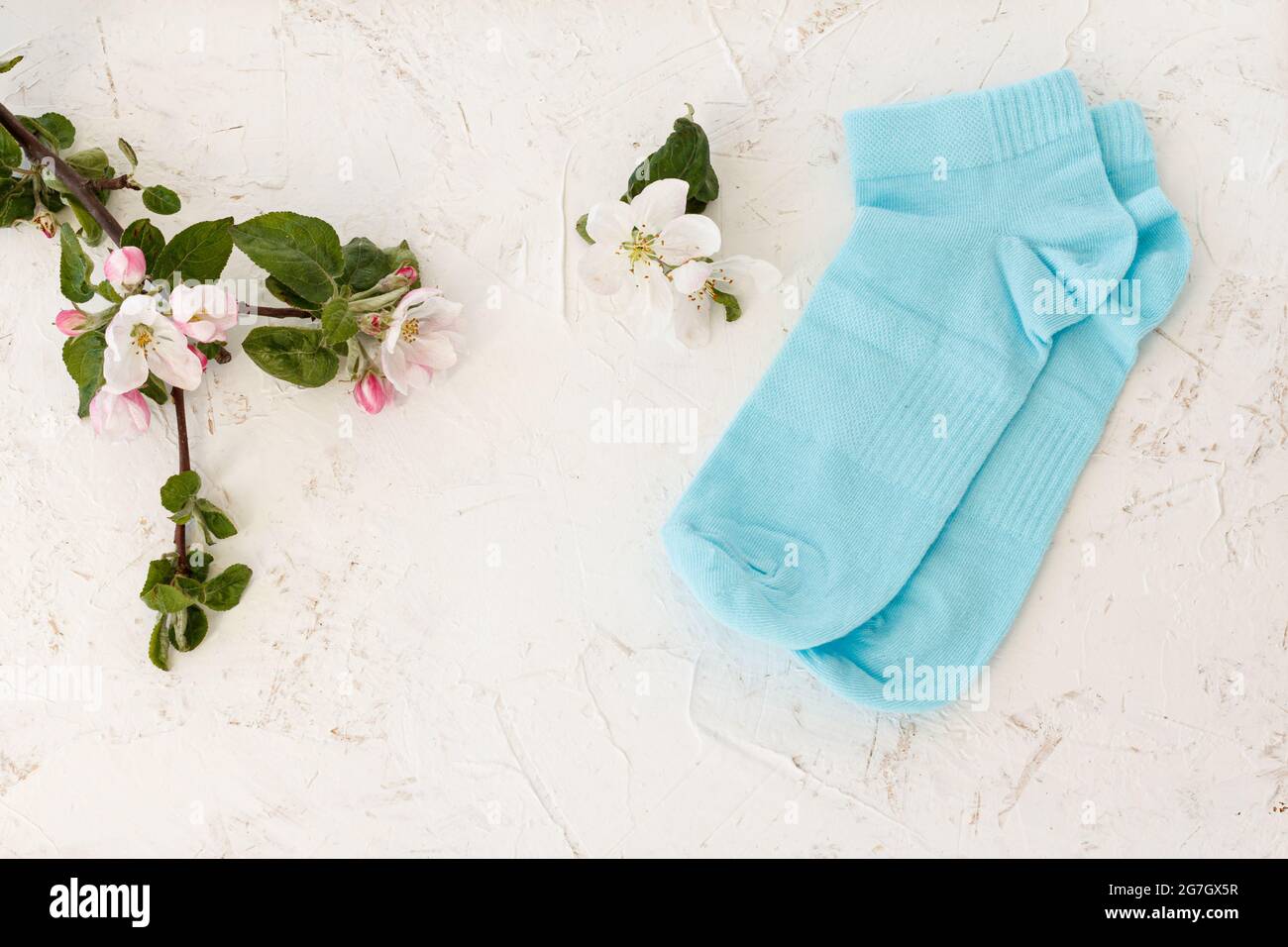 Paire de chaussettes pour femmes sur fond blanc. Banque D'Images