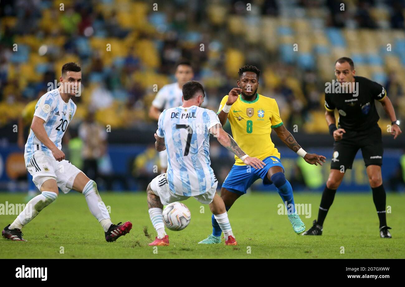 RIO DE JANEIRO, BRÉSIL - JUILLET 10 : Fred du Brésil est en compétition pour le bal avec Rodrigo de Paul et Giovani Lo Celso de l'Argentine, lors du match final de Copa America Brésil 2021 entre le Brésil et l'Argentine au stade Maracana le 10 juillet 2021 à Rio de Janeiro, Brésil. (Support MB) Banque D'Images