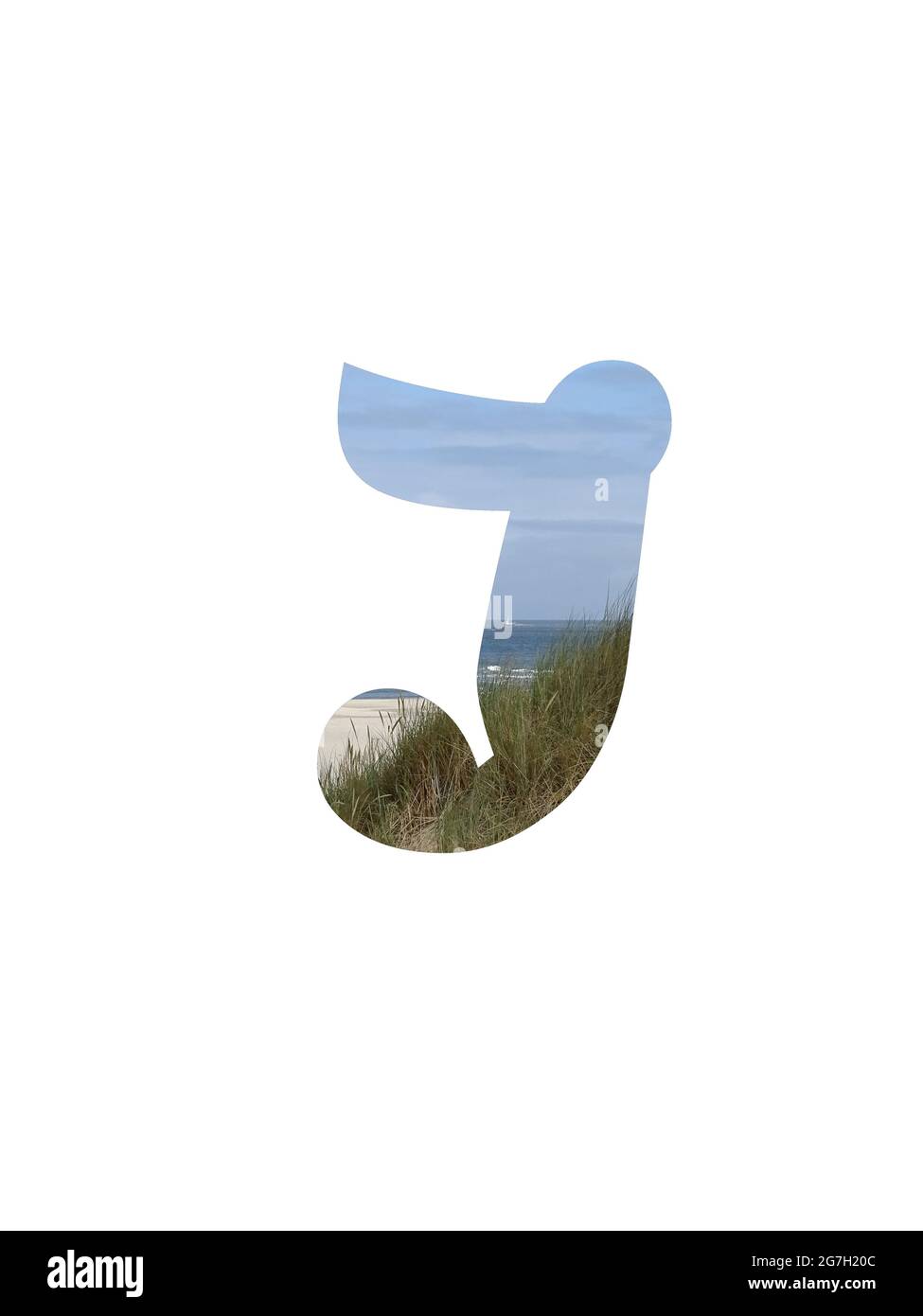 Lettre J de l'alphabet faite avec un paysage avec plage, mer, ciel bleu et dunes, isolé sur fond blanc Banque D'Images
