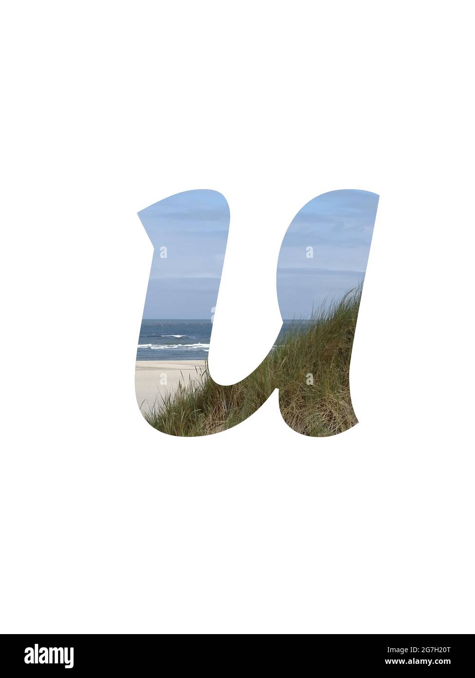 Lettre U de l'alphabet faite avec un paysage avec plage, mer, ciel bleu et dunes, isolé sur un fond blanc Banque D'Images