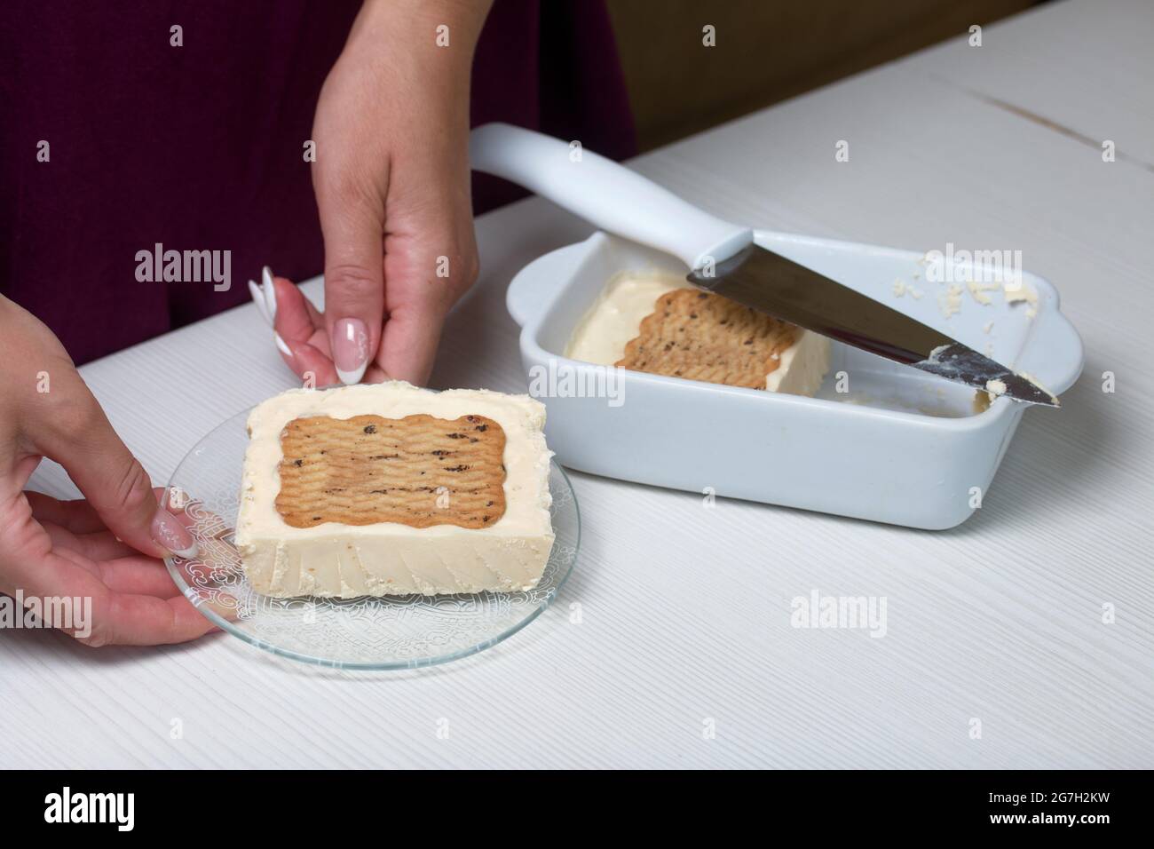 Une femme coupe de la glace maison. Biscuits et crème. Gros plan. Banque D'Images