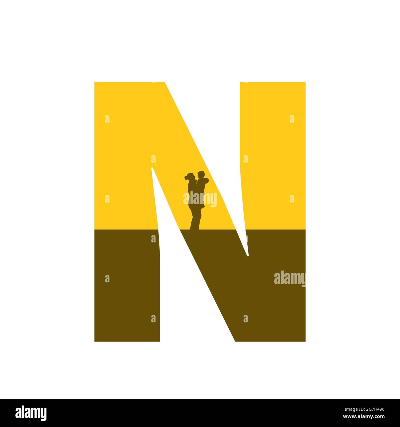 Lettre N de l'alphabet avec une silhouette de mère avec enfant sur le bras, de couleur ocre et marron, isolée sur fond blanc Banque D'Images