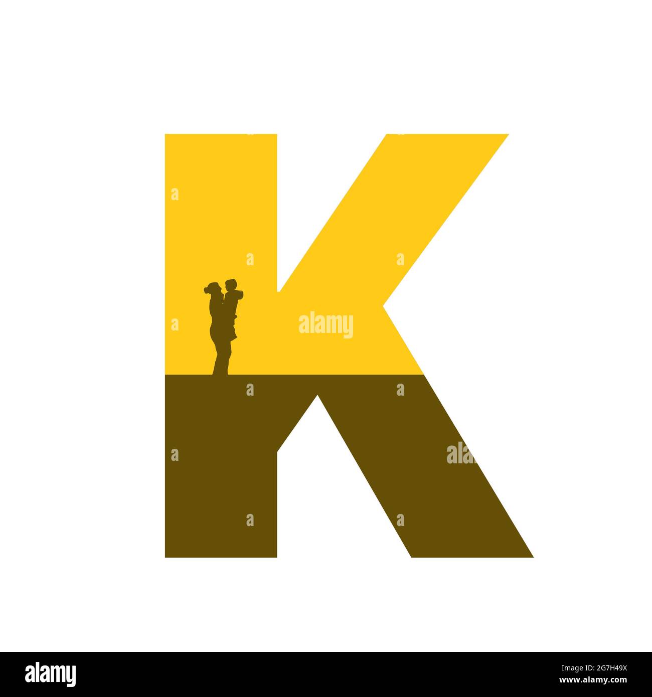 Lettre K de l'alphabet avec une silhouette de mère avec enfant sur le bras, de couleur ocre et marron, isolée sur fond blanc Banque D'Images