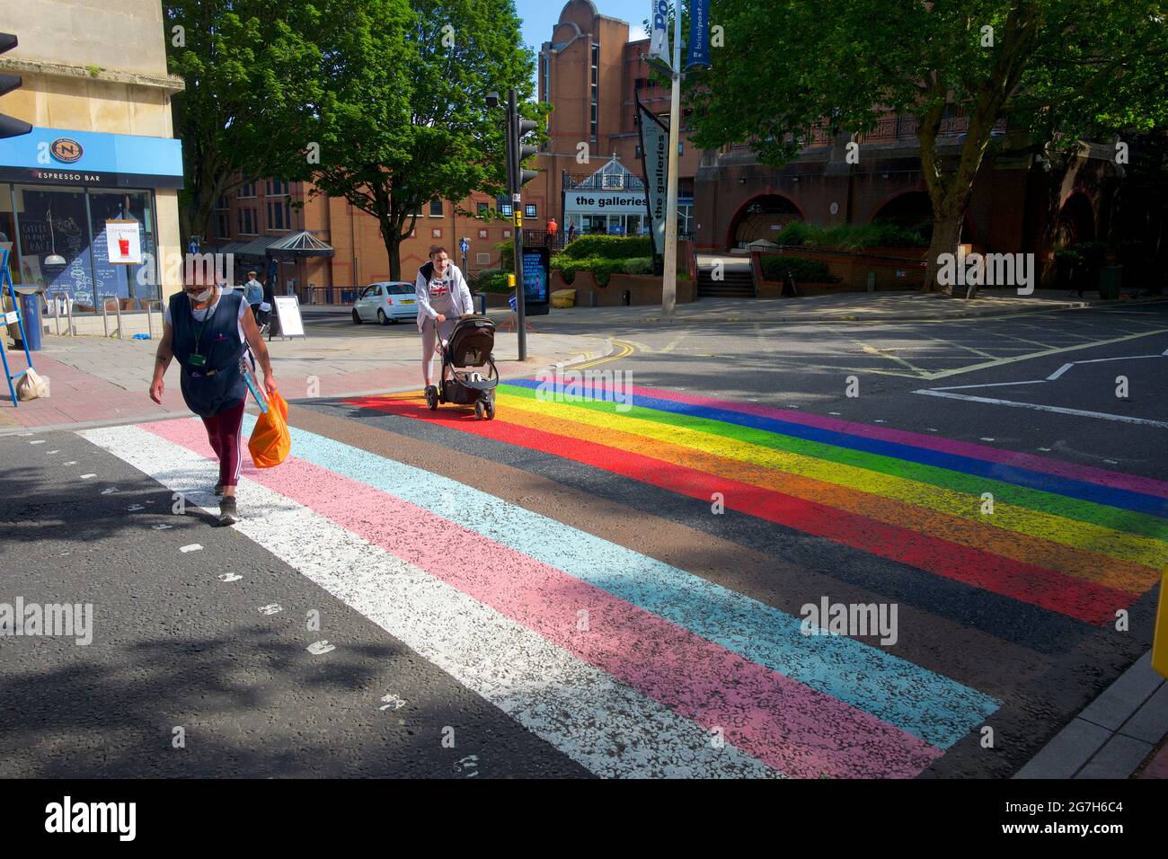 Arc-en-ciel passage piéton, en reconnaissance de Pride, Bristol Banque D'Images