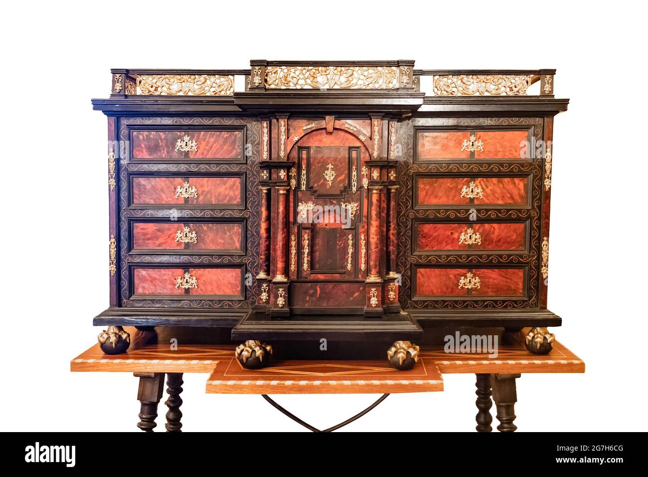 Mobilier en bois d'origine espagnole appelé Bargueño, fabriqué entre les XVIe et XVIIIe siècles, pour l'écriture ou le classement de papiers, convient pour Banque D'Images