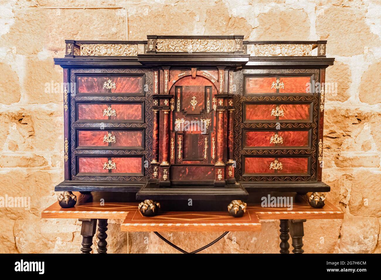 Mobilier en bois d'origine espagnole appelé Bargueño, fabriqué entre les XVIe et XVIIIe siècles, pour l'écriture ou le classement de papiers, convient pour Banque D'Images