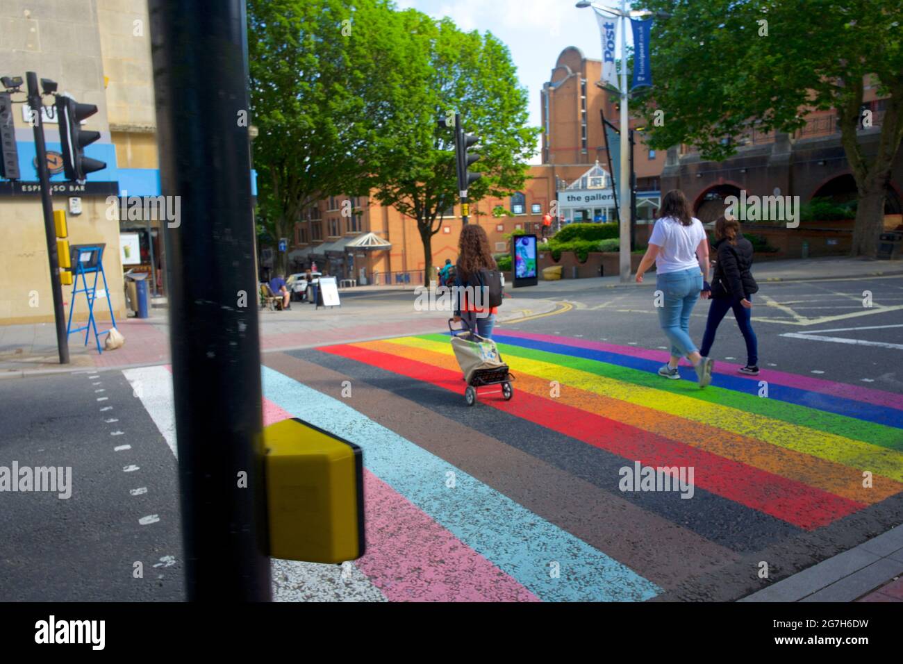 Arc-en-ciel passage piéton, en reconnaissance de Pride, Bristol Banque D'Images