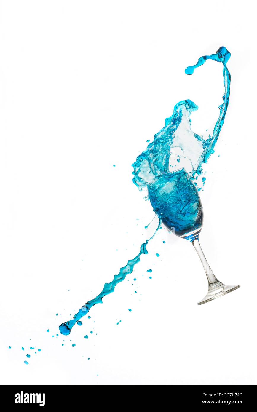 Verre à vin sur fond blanc avec une éclaboussure d'eau bleue. Banque D'Images