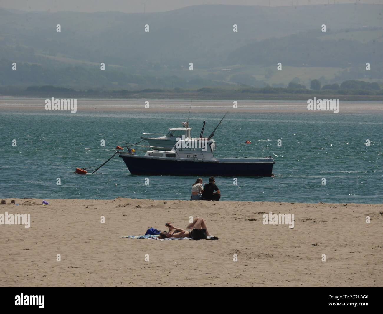 Aberdovey, Mid Wales, Royaume-Uni. , . Les baigneurs de soleil profitent du soleil à Aberdovey en regardant sur l'estuaire de Dovey crédit: Andrew Compton/Alamy Live News Banque D'Images