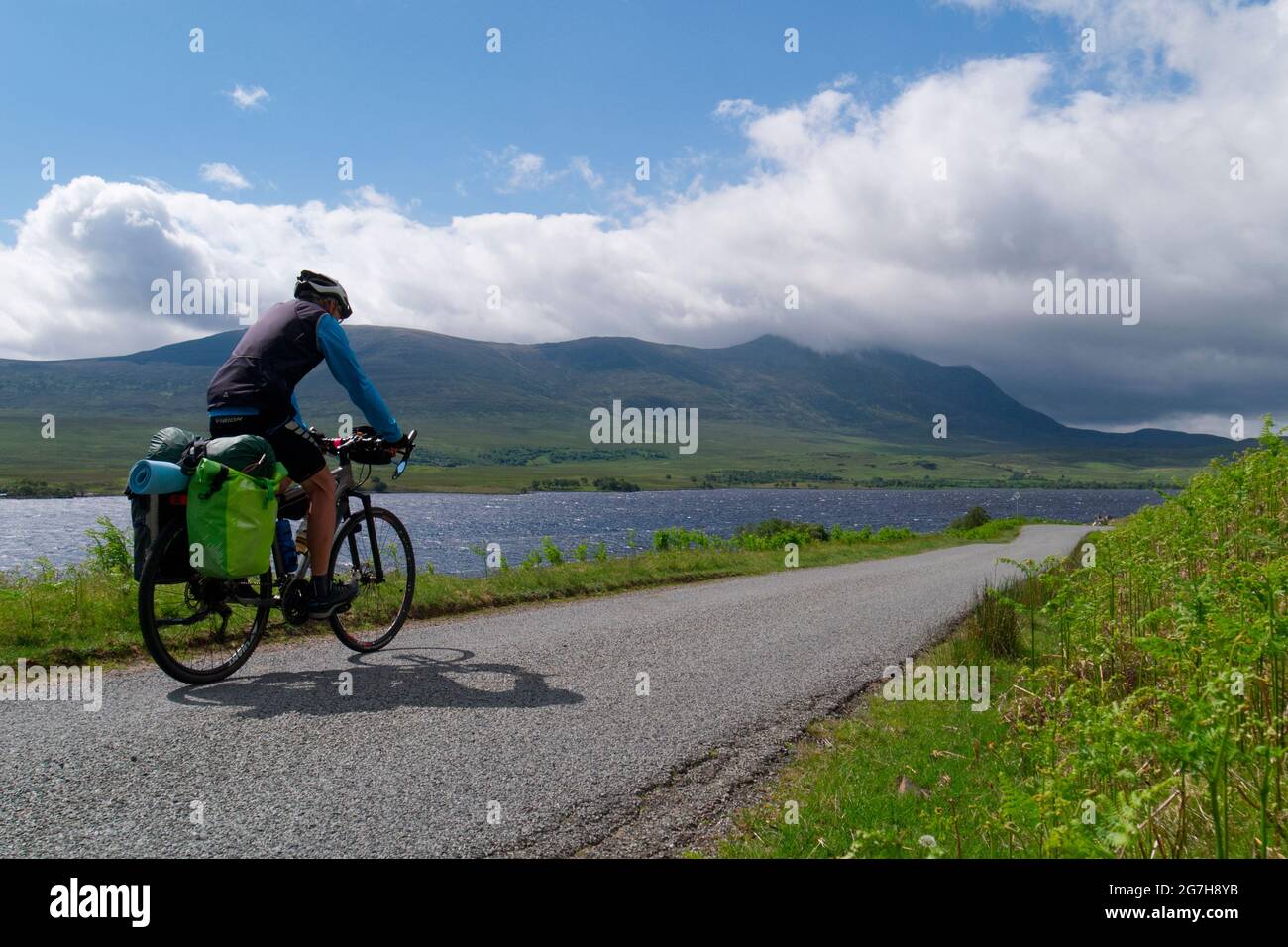 Randonnée à vélo le long du Loch Naver dans le nord de l'Écosse Banque D'Images