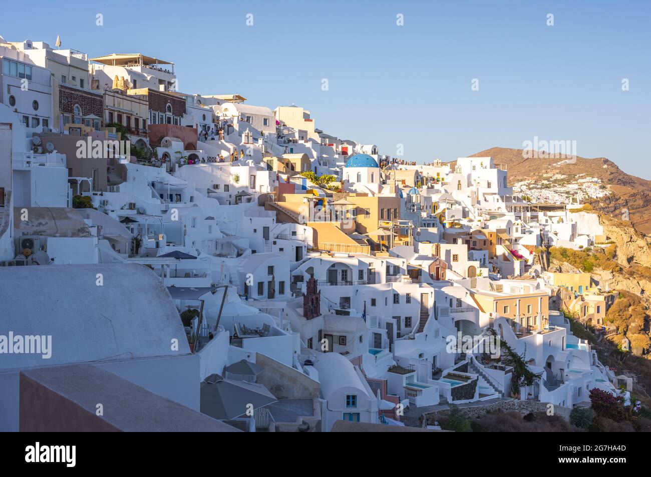 Santorin, Cyclades, Grèce. Maisons blanches et églises en été Banque D'Images