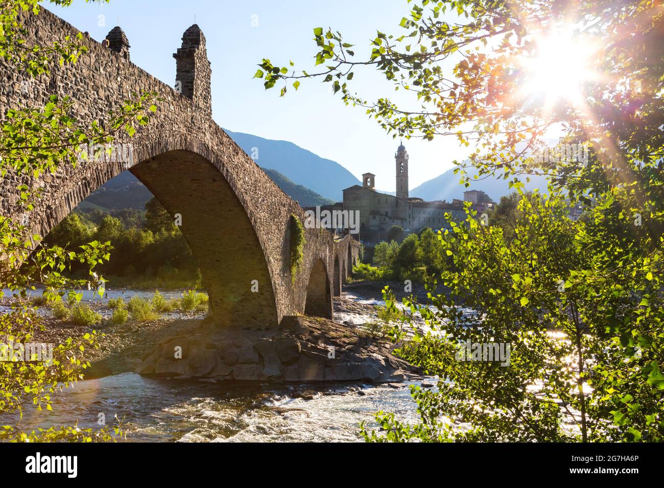 Monuments de l'Italie . Bobbio - magnifique ville ancienne avec un vieux pont impressionnant. Emiglia Romagna province de Piacenza Banque D'Images