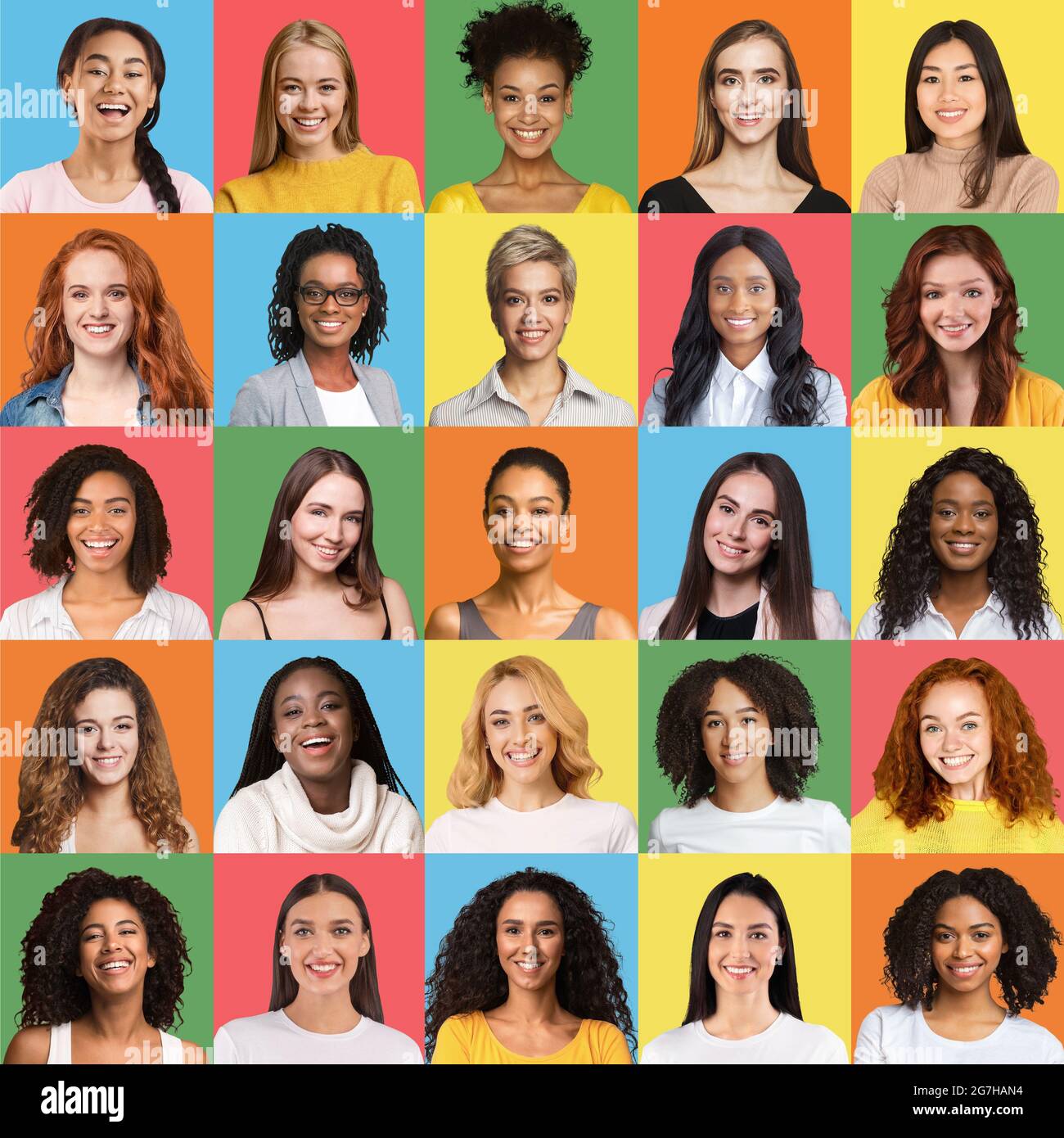 Ensemble d'avatars de diverses belles femmes millénaires différentes ethnies souriant sur les milieux de studio colorés. Photos de heureux attrayant multir Banque D'Images