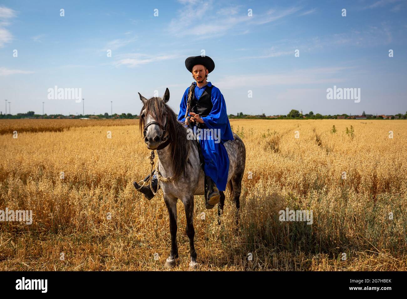 Portrait d'un cavalier dans la campagne est de la Hongrie en vêtements traditionnels de wrangler Banque D'Images