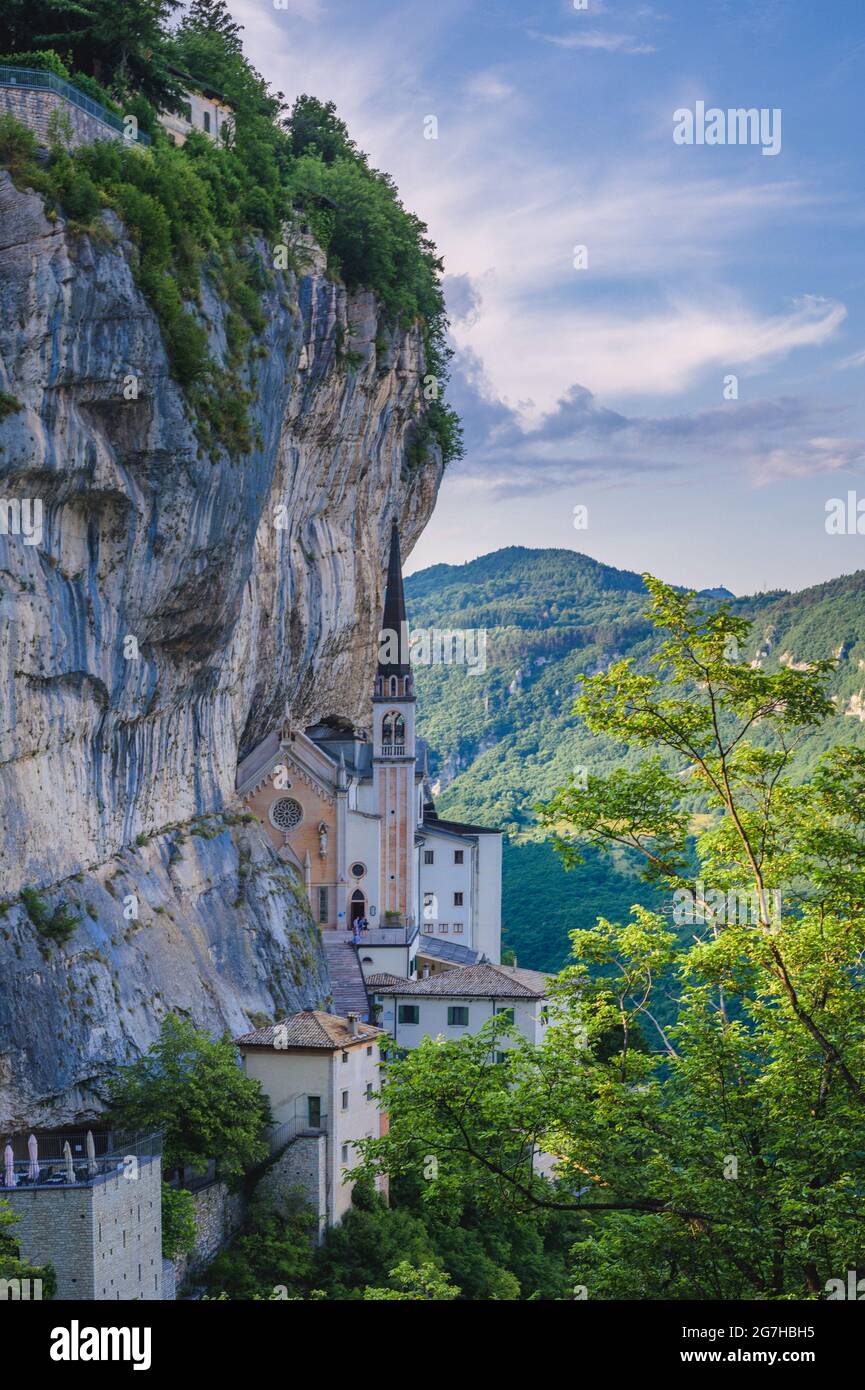 Vue sur le Sanctuaire de Madonna de la Corona, c'est un lieu de silence et de méditation caché au coeur des rochers Baldo, Vérone, Lombardie Banque D'Images