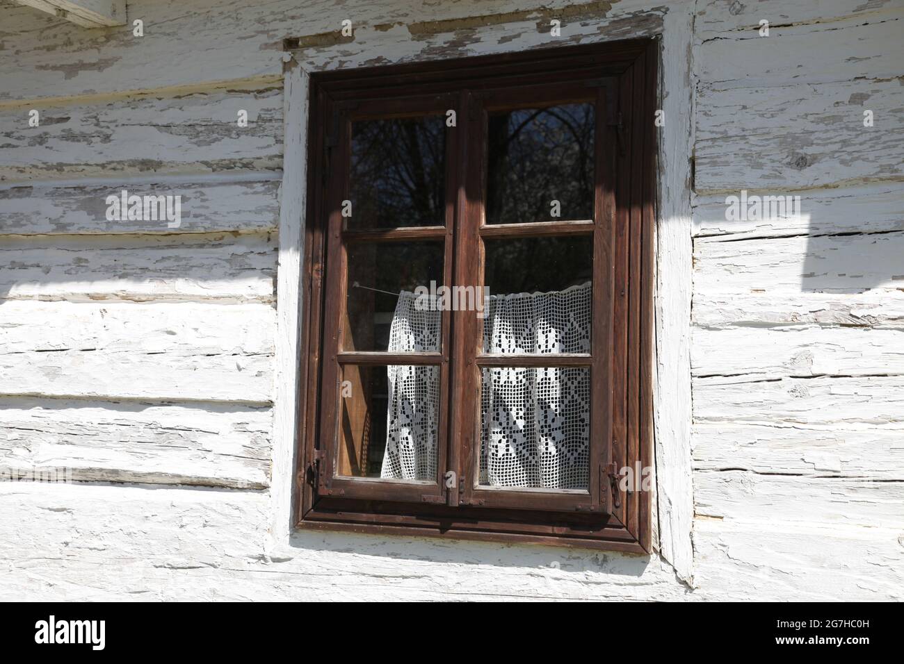 Fenêtres d'une maison de campagne, musée en plein air à Tokarnia, Tokarnia, maison de campagne, architecture en bois, Banque D'Images