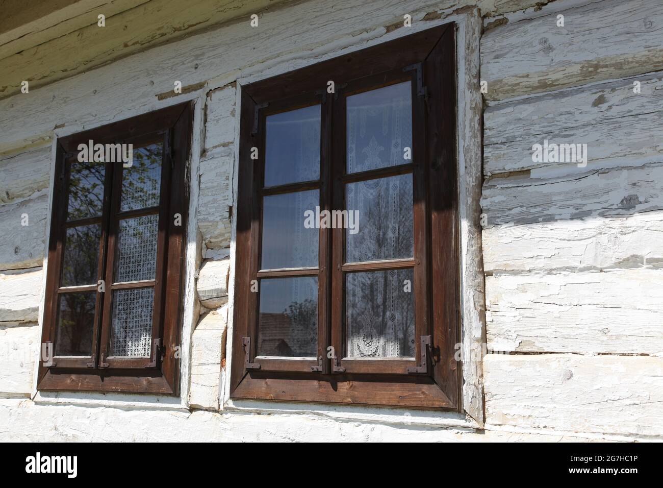 Fenêtres d'une maison de campagne, musée en plein air à Tokarnia, swietokrzyskie, Pologne, maison de campagne, architecture en bois Banque D'Images