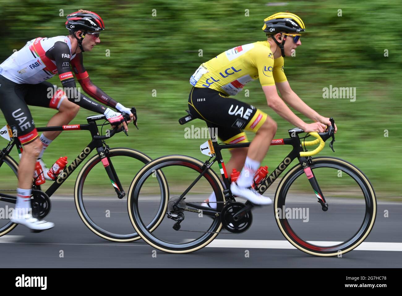 Slovène Tadej Pogacar des Émirats de l'équipe des Émirats Arabes Unis portant le maillot jaune de leader dans le classement général pendant la phase 17 de la 108e édition de la to Banque D'Images