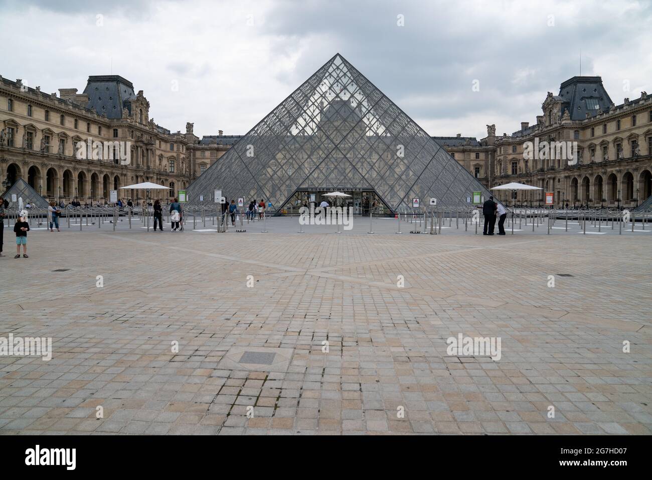 Musée du Louvre, le plus grand musée d'art au monde et monument historique de Paris, en France Banque D'Images
