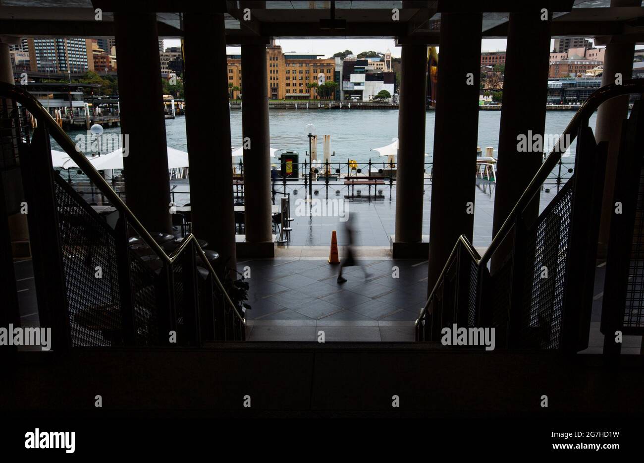 SYDNEY, le 14 juillet 2021 (Xinhua) -- UNE personne marche dans une rue vide à Sydney, en Australie, le 14 juillet 2021. L'État australien de Nouvelle-Galles du Sud (Nouvelle-Galles du Sud) a annoncé mercredi qu'il allait prolonger le confinement dans la grande ville de Sydney et ses environs pendant au moins deux semaines jusqu'à 11 h 59 le 30 juillet. (Photo de Hu Jingchen/Xinhua) Banque D'Images