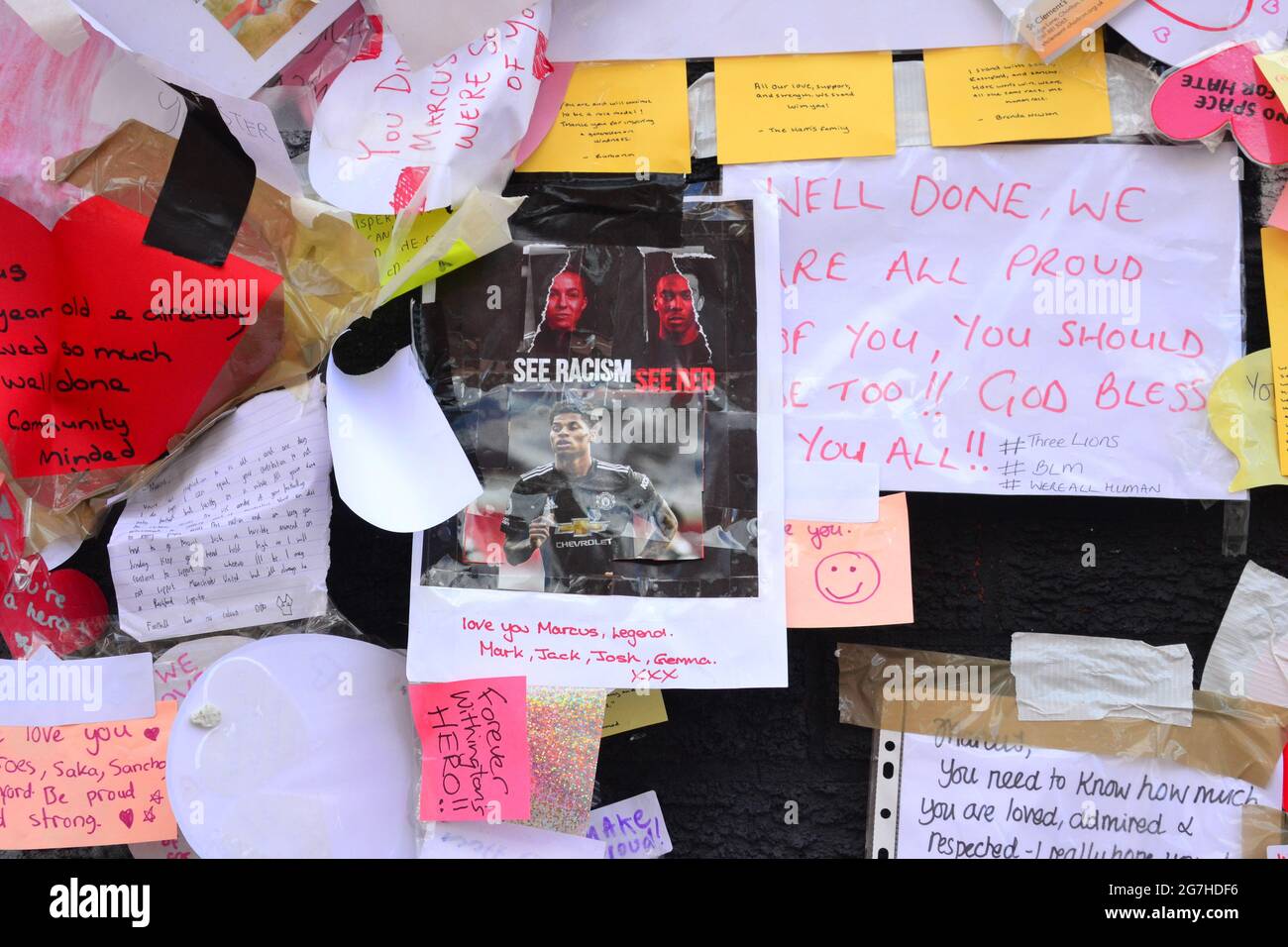 Gros plan d'une petite partie de la murale géante Marcus Rashford à Withington, Manchester, Angleterre, Royaume-Uni, qui a été vandalisée avec des graffitis abusifs après la défaite de l'Euro2020 en Angleterre le 11 juillet 2021. La fresque a été créée par l'artiste de rue d'origine française Akse P19 sur le mur du café Coffee House sur la rue Copson. Marcus Rashford est un joueur de football de Manchester United. Akse a entièrement réparé la peinture murale endommagée avant le 13 juillet 2021. Banque D'Images