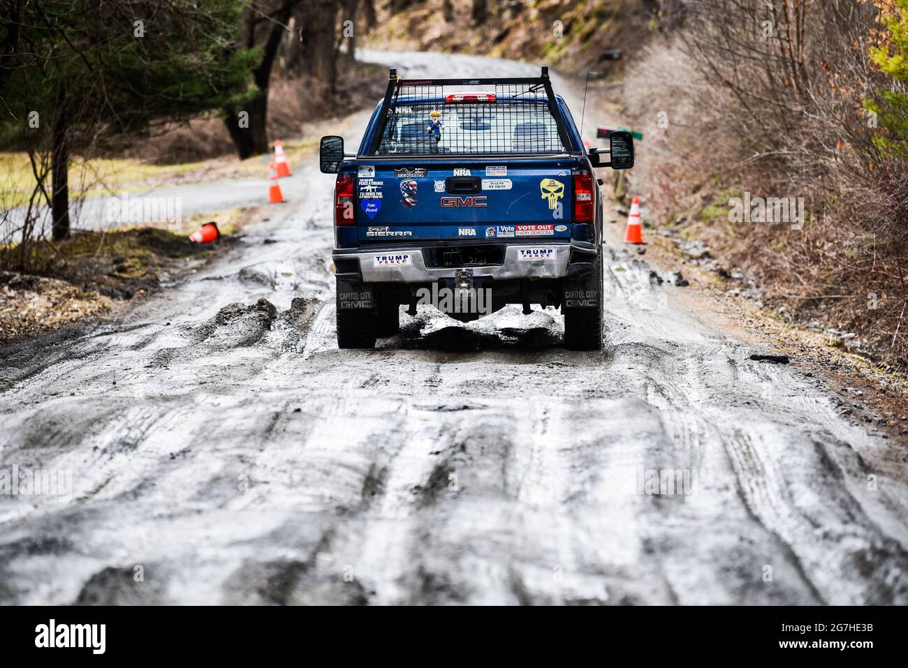 Truck avec Donald Trump signe négocier la route boueuse et neigeuse de terre pendant la saison de boue dans le Vermont, Nouvelle-Angleterre, États-Unis. Banque D'Images