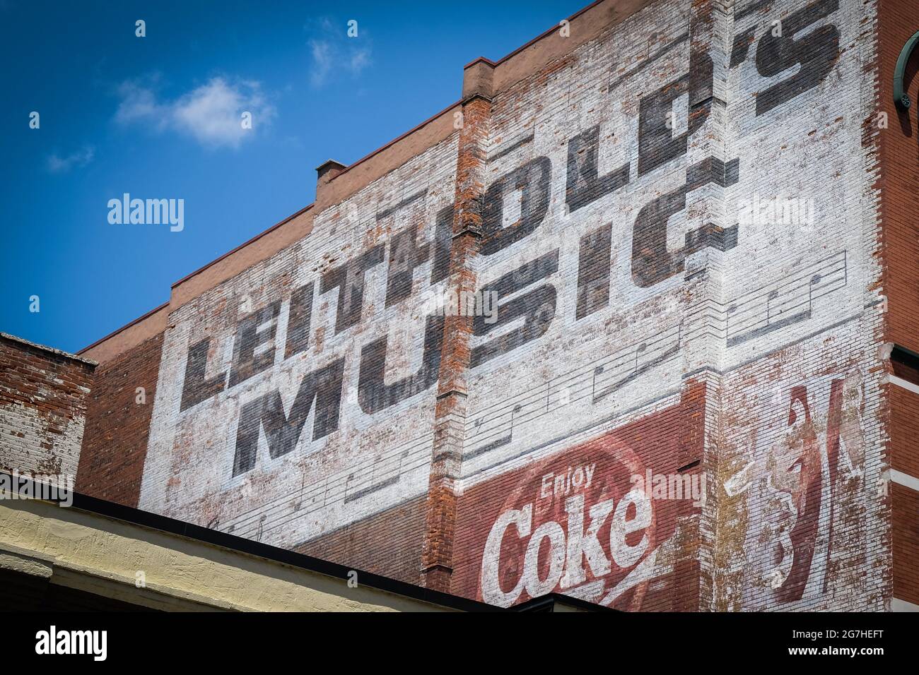 Musique ancienne préservée et panneaux Coca-Cola sur le côté d'un bâtiment en briques à Sioux Falls, Dakota du Sud, États-Unis. Banque D'Images