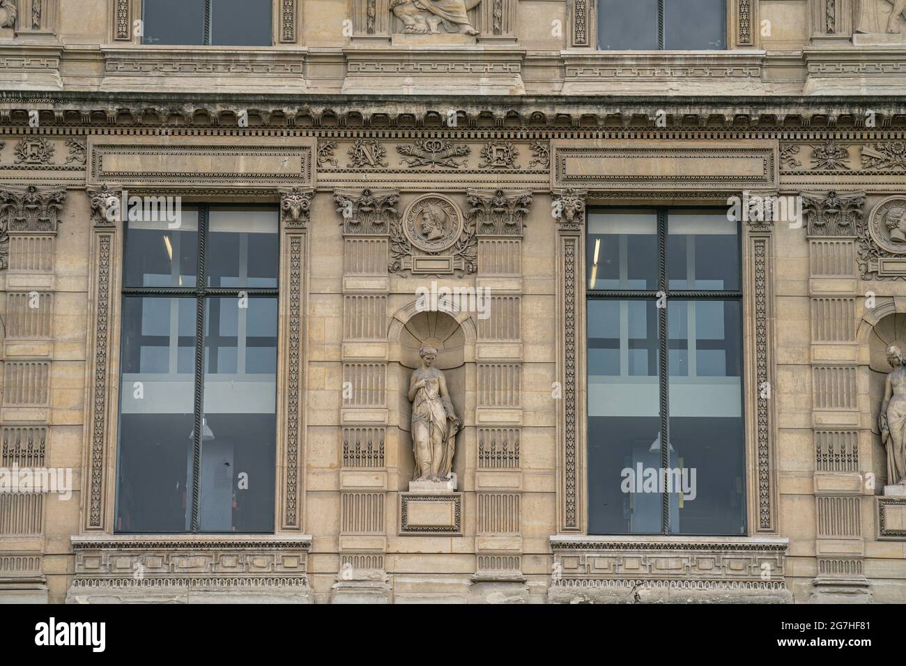 Le Louvre, ou Musée du Louvre, est le plus grand musée d'art au monde et un monument historique à Paris, en France Banque D'Images