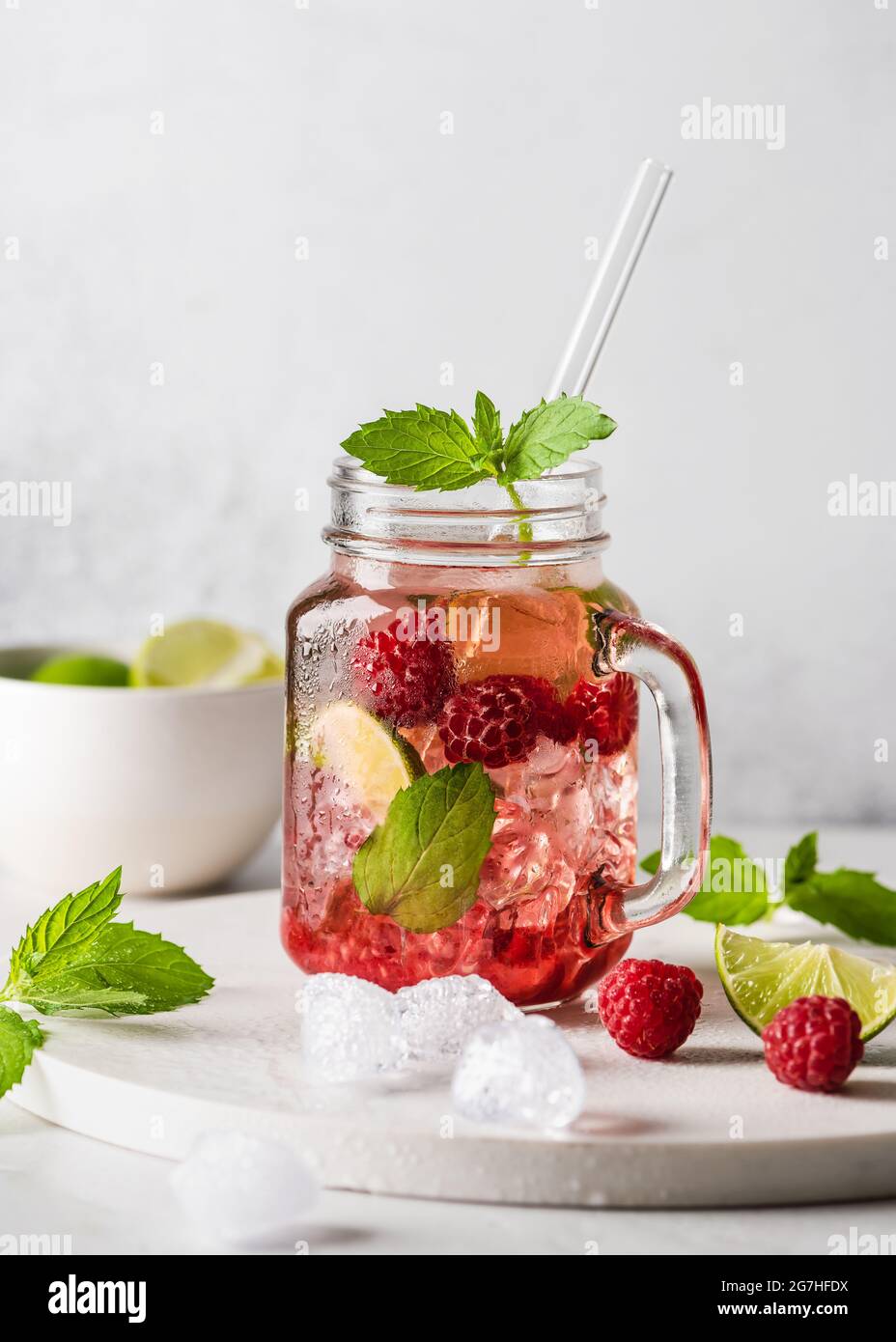 Cocktail mojito rafraîchissant d'été froid avec framboises à la menthe et à la lime dans un pot en verre de maçon. Copier l'espace. Banque D'Images
