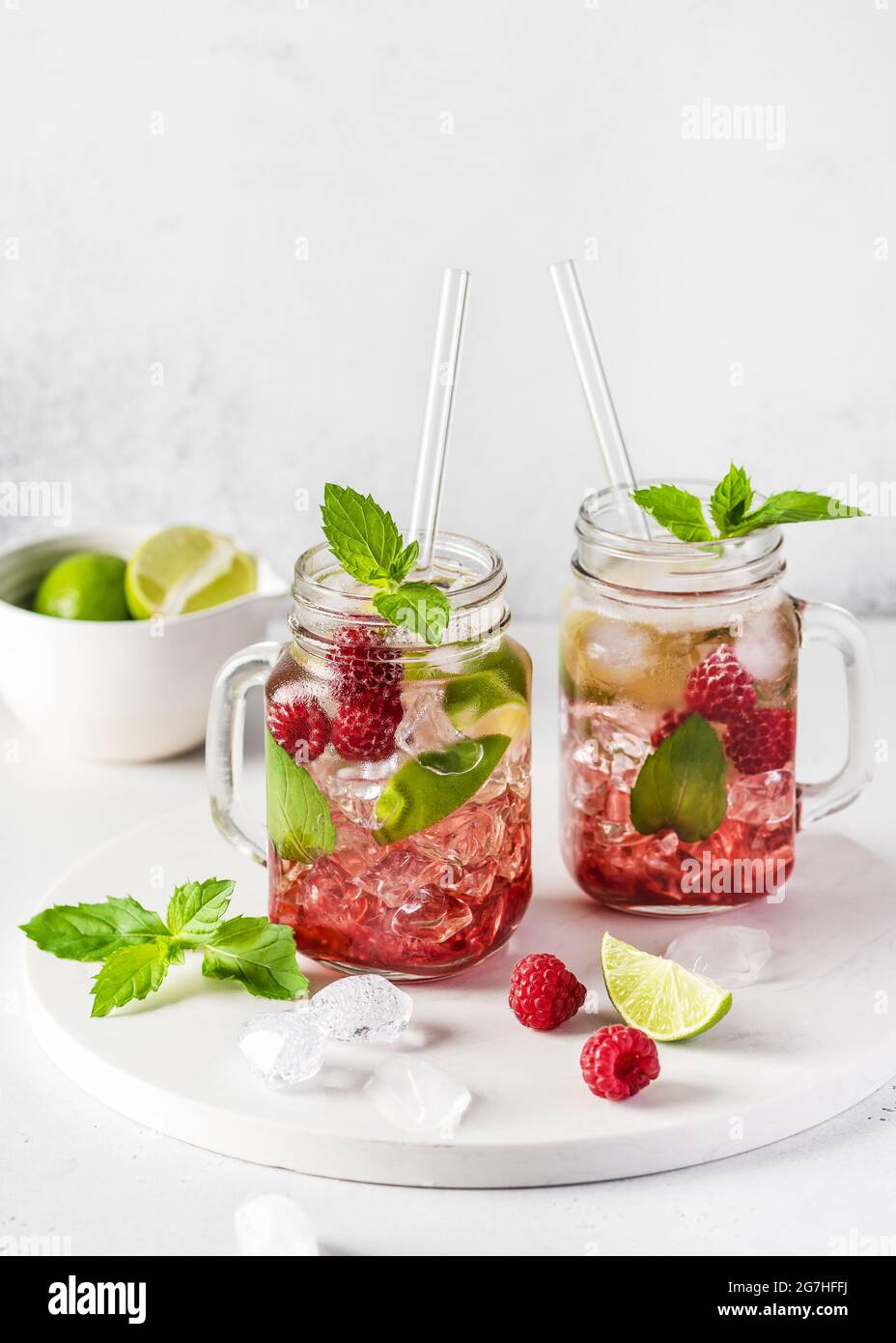 Deux pots de mason en verre de mojito rafraîchissant d'été avec framboises, menthe et citron vert. Mise au point sélective. Copier l'espace. Banque D'Images