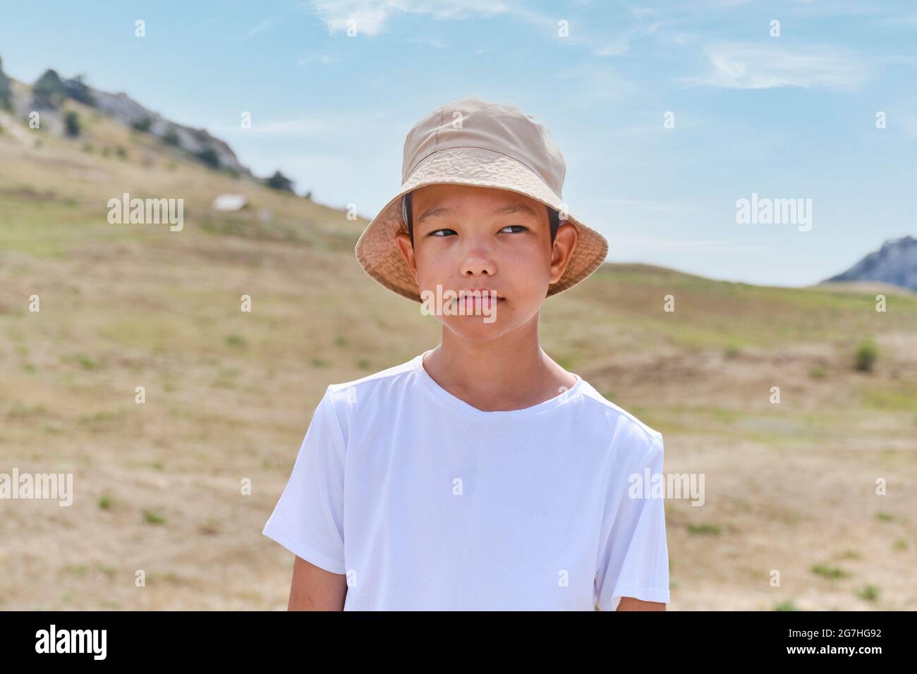 Portrait en demi-longueur d'un garçon asiatique en T-shirt blanc et chapeau  panama, sur fond de nature Photo Stock - Alamy