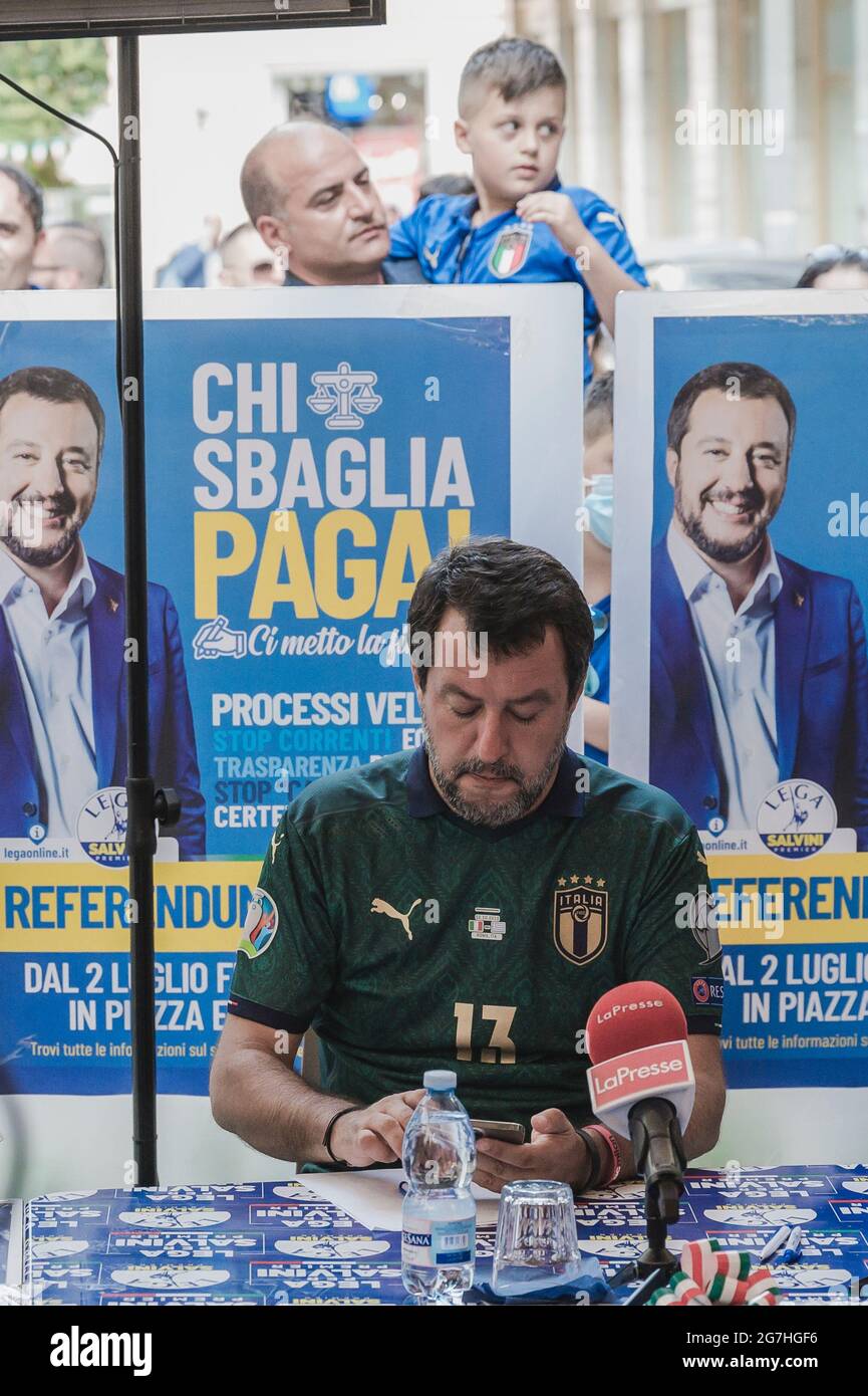 Matteo Salvini (C) a vu vérifier son téléphone avant la conférence de presse. Matteo Salvini, chef du parti populiste de droite la Ligue, a inauguré le nouveau siège social à Cosenza en présence du gouverneur régional Antonino Spirlì, des partisans locaux et de la presse. (Photo de Valeria Ferraro / SOPA Images / Sipa USA) Banque D'Images