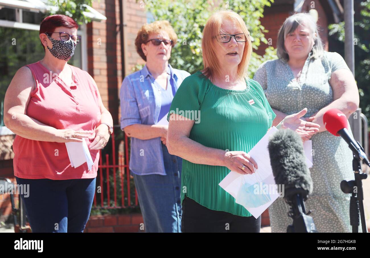 Membres de la famille des victimes du massacre de Ballymurphy Eileen  McKeown (au centre), fille de Joseph Corr, avec (de gauche à droite) Mary  Corr, fille de Joseph Corr, Kathleen McCarry, sœur