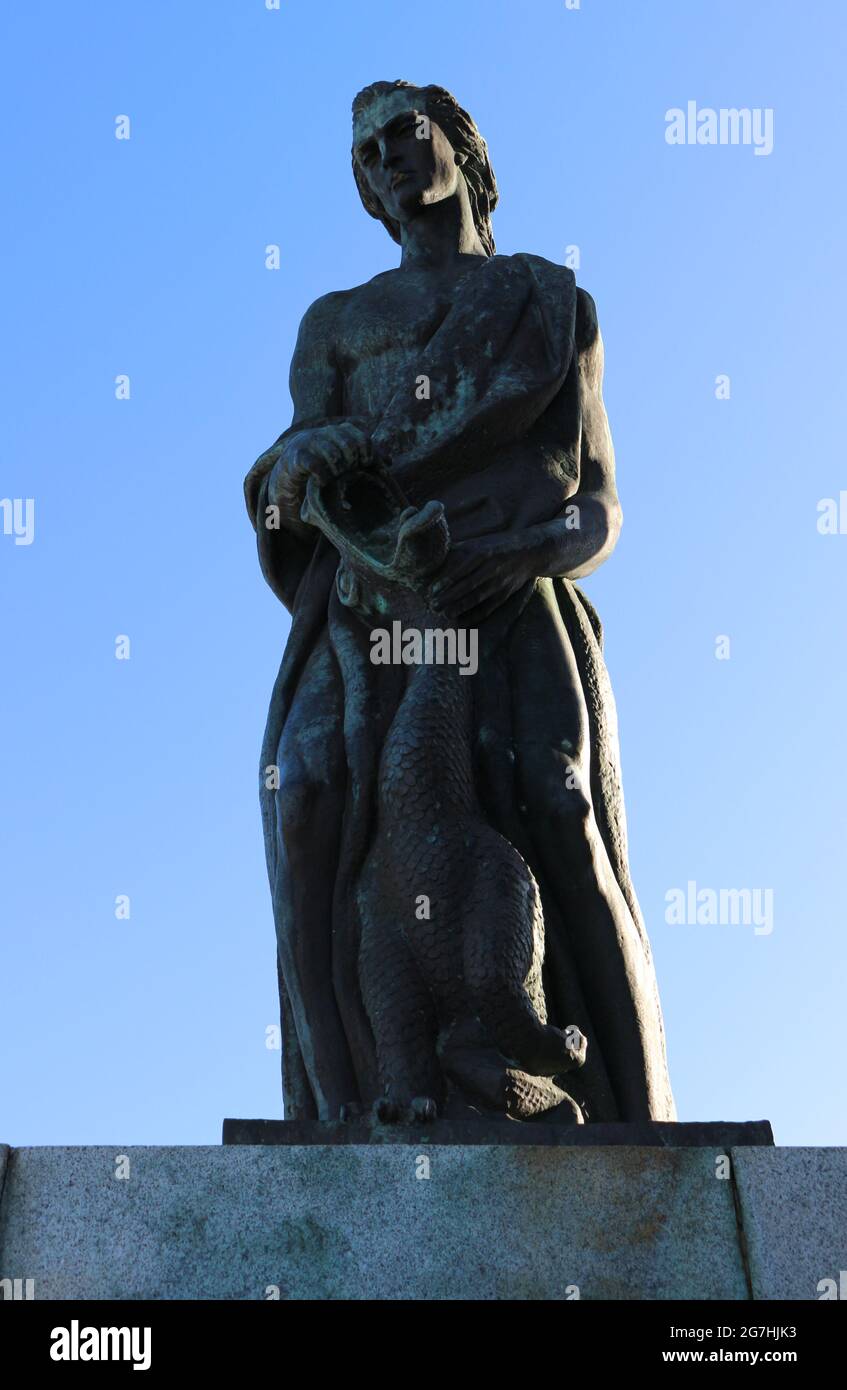 Détail gros plan d'un monument assassiné ex-Premier ministre espagnol Luis Carrero Blanco dans un matin ensoleillé de printemps Santona Cantabria Espagne Banque D'Images