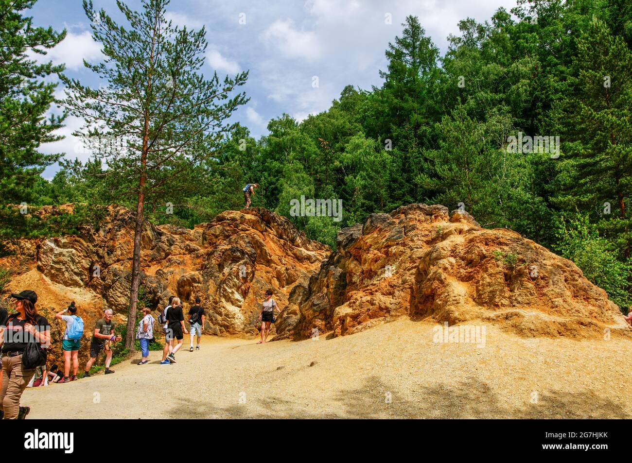 Rudawski Landscape Park, Pologne 11 juillet 2021 rochers colorés dans les anciennes fouilles de la mine de pyrite sur les lacs jaune et violet Banque D'Images